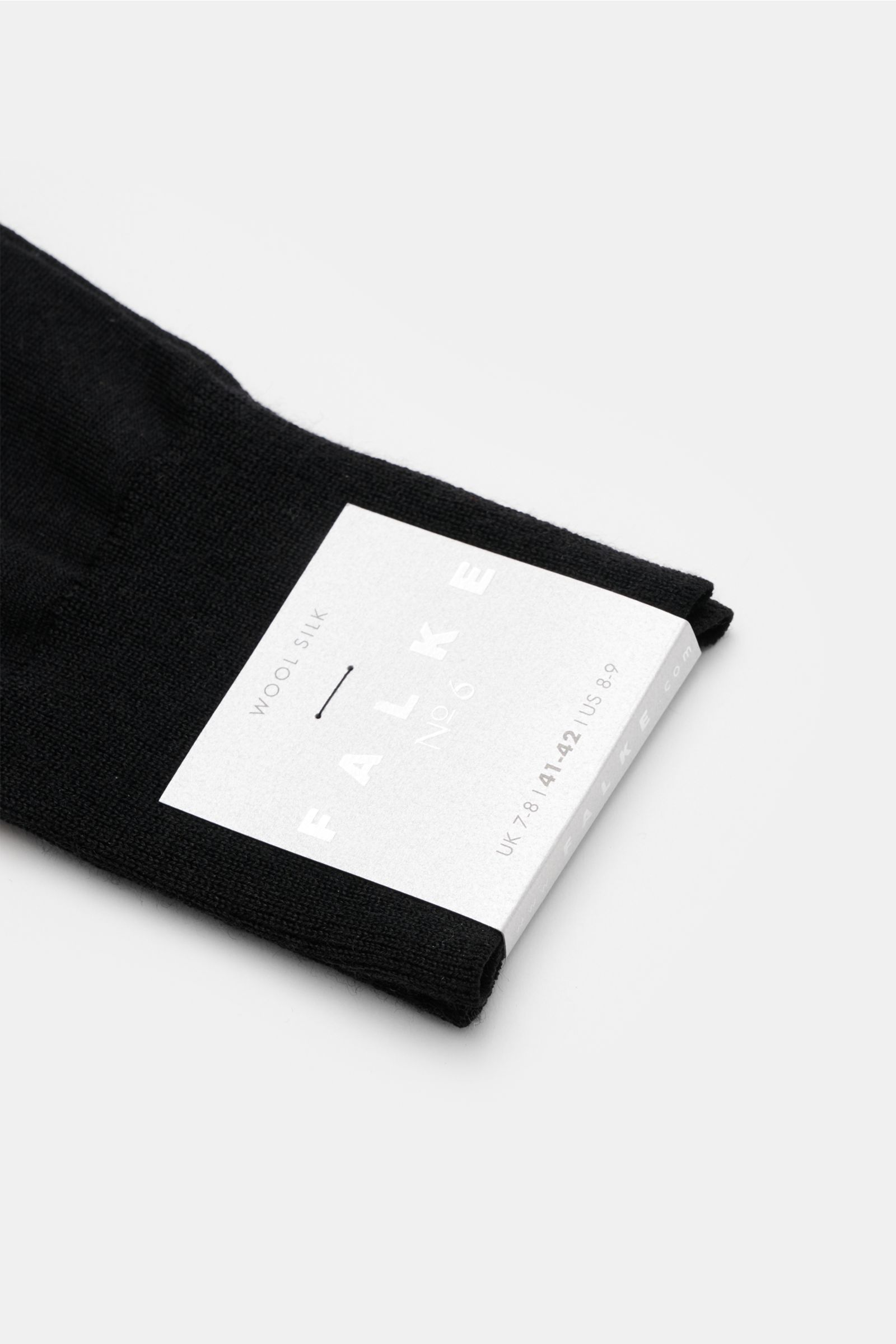 Close-up angled view of folded black Falke Strumpf 'No. 7' schwarz sock with white label showing brand and size details.

Optimale Passform, luxuriöse Materialqualität, FALKE: Der Strumpf 'No. 7' des Traditionslabels garantiert durch feinste two-ply Me