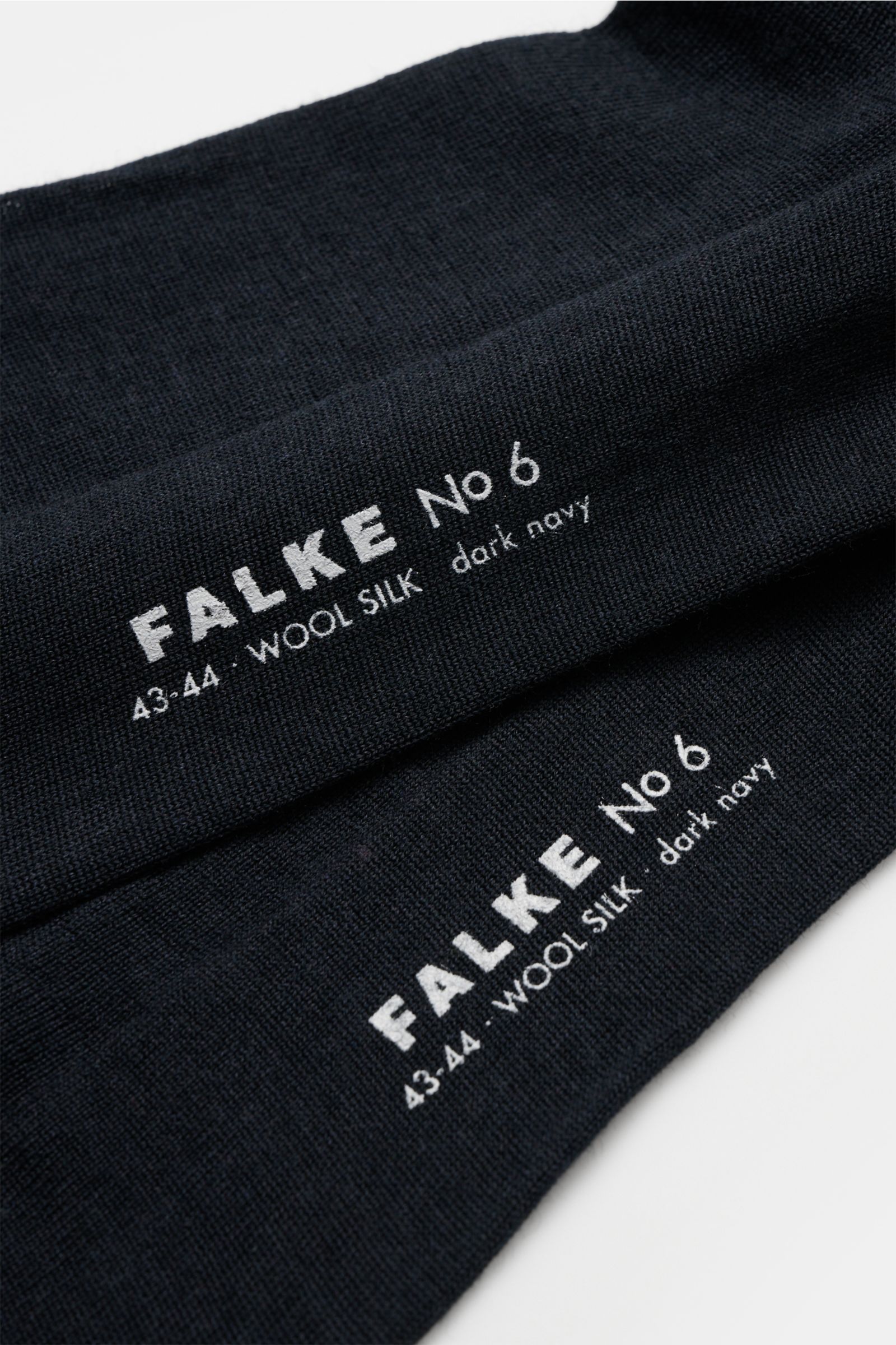 Falke Strumpf 'No. 6' dark navy aus Merinowolle und Seide, feines Maschenbild, Seidenglanz, verstärkte Zonen, Detailaufnahme von oben.