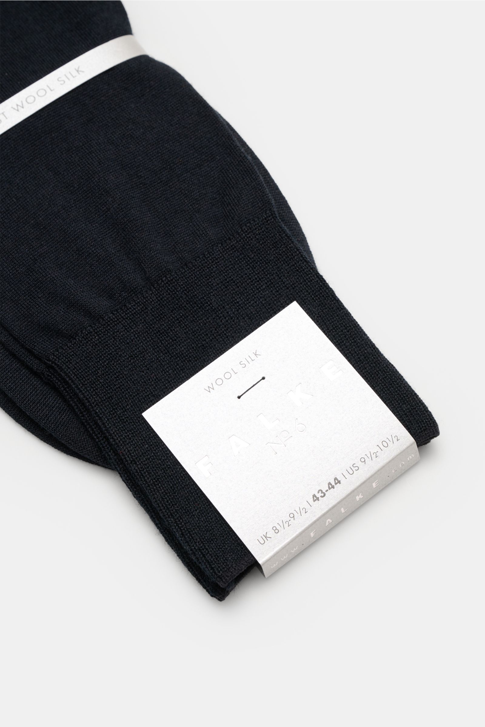 Falke Strumpf 'No. 6' dark navy, Detailfoto von oben zeigt feines Maschenbild, breites Bündchen, Merinowolle und Seide, leichter Seidenglanz.