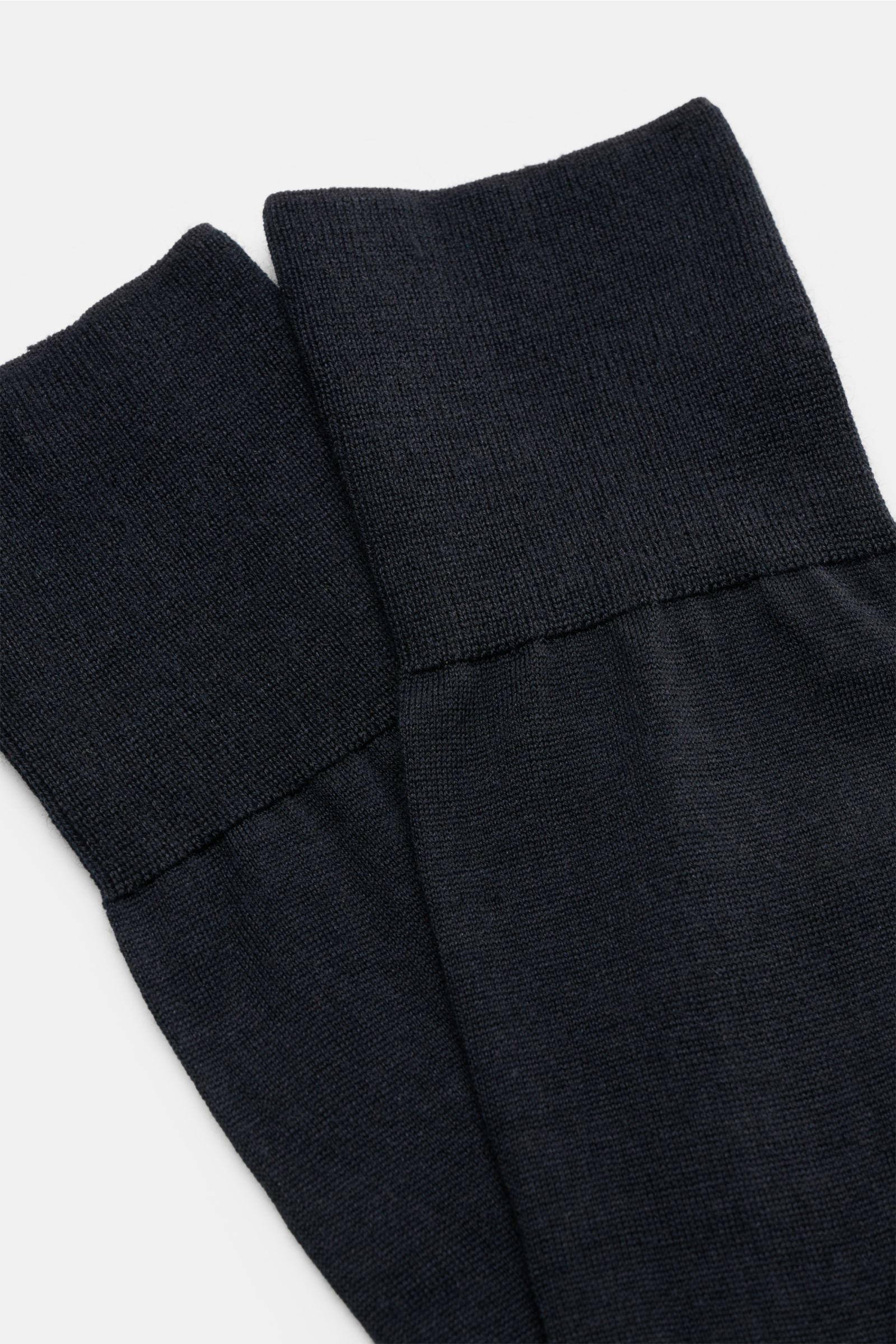 Falke Strumpf 'No. 6' dark navy aus Merinowolle und Maulbeerseide, Detailaufnahme von Bündchen und feinem Maschenbild, leichter Glanz.