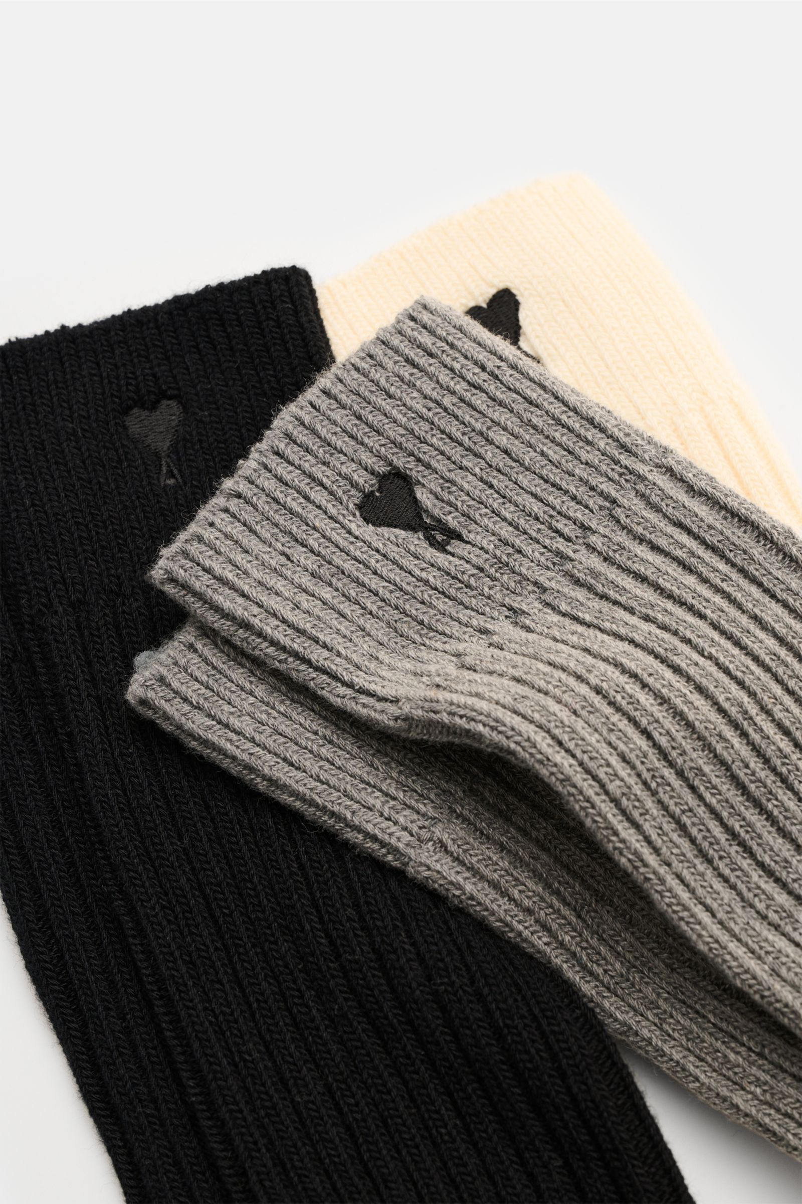 Ami Paris Strümpfe 3er-Set creme/grau/schwarz in Nahaufnahme von oben, Rippstrick mit Herz-Stitching, Baumwolle-Microfaser-Mix, Unisex, breites Bündchen.
