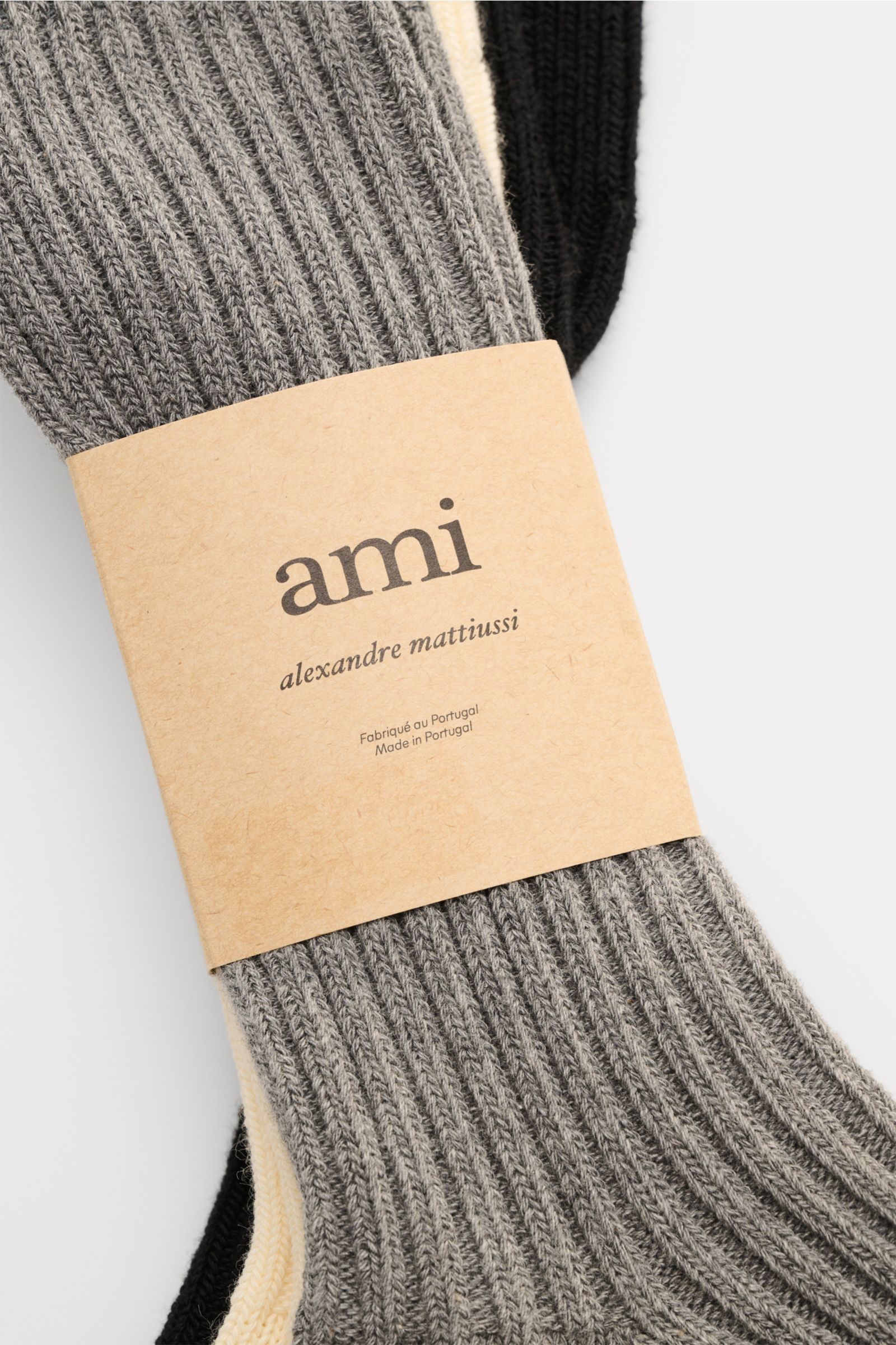 Ami Paris Strümpfe 3er-Set creme/grau/schwarz im klassischen Rippstrick mit Herz-Stitching, Baumwolle/Microfaser, leichte Stretch, breites Bündchen, verstärkte Zonen, Unisex, Produkt nah von oben fotografiert.