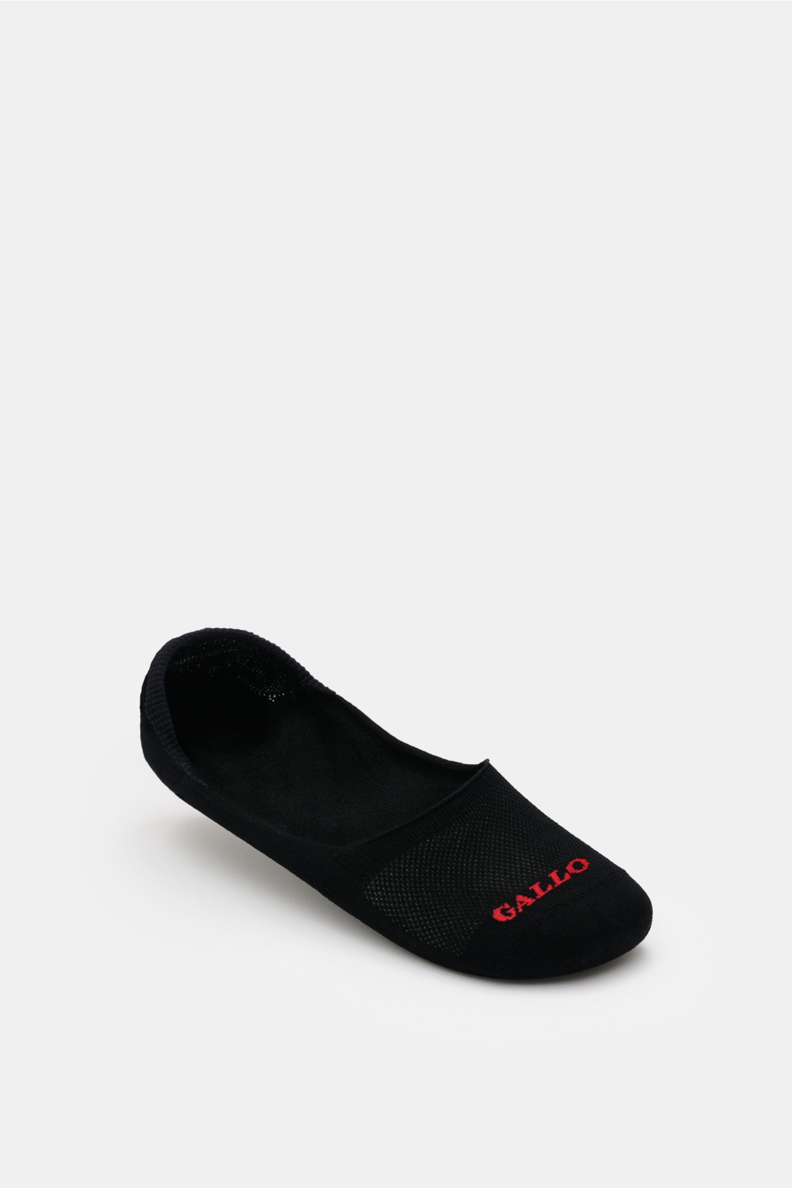 Front-side angled view of Gallo Strumpf anthrazit, a black no-show sock with red 'GALLO' branding, made from fine Merino wool and microfiber.

Ein eleganter Schuh kombiniert mit einem hochwertigen Strumpf aus extrafeiner Merinowolle und Microfaser von 
