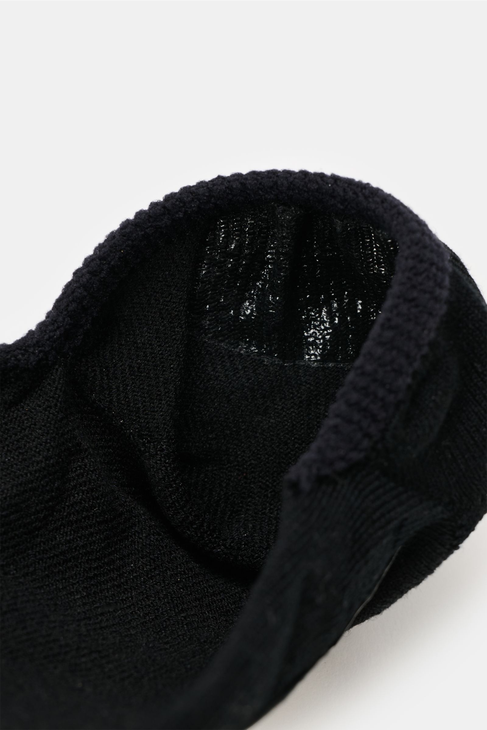 Close-up view from above of Gallo Strumpf anthrazit, a finely knit anthracite sock with a soft cuff and reinforced zones.

Ein eleganter Schuh kombiniert mit einem hochwertigen Strumpf aus extrafeiner Merinowolle und Microfaser von GALLO ergibt die per