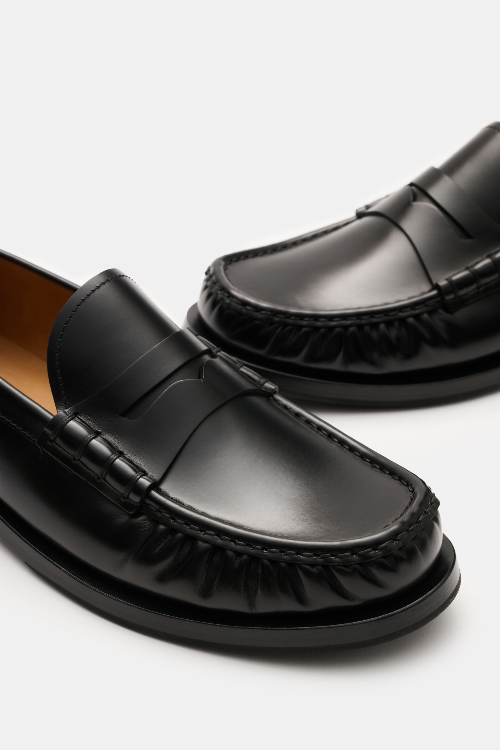 Officine Creative Penny Loafer 'Balfron' schwarz aus poliertem Glattleder, schmal zulaufend, mit Penny Strap, Zierfalten, Lederfutter, Gummisohle, Seitenansicht.