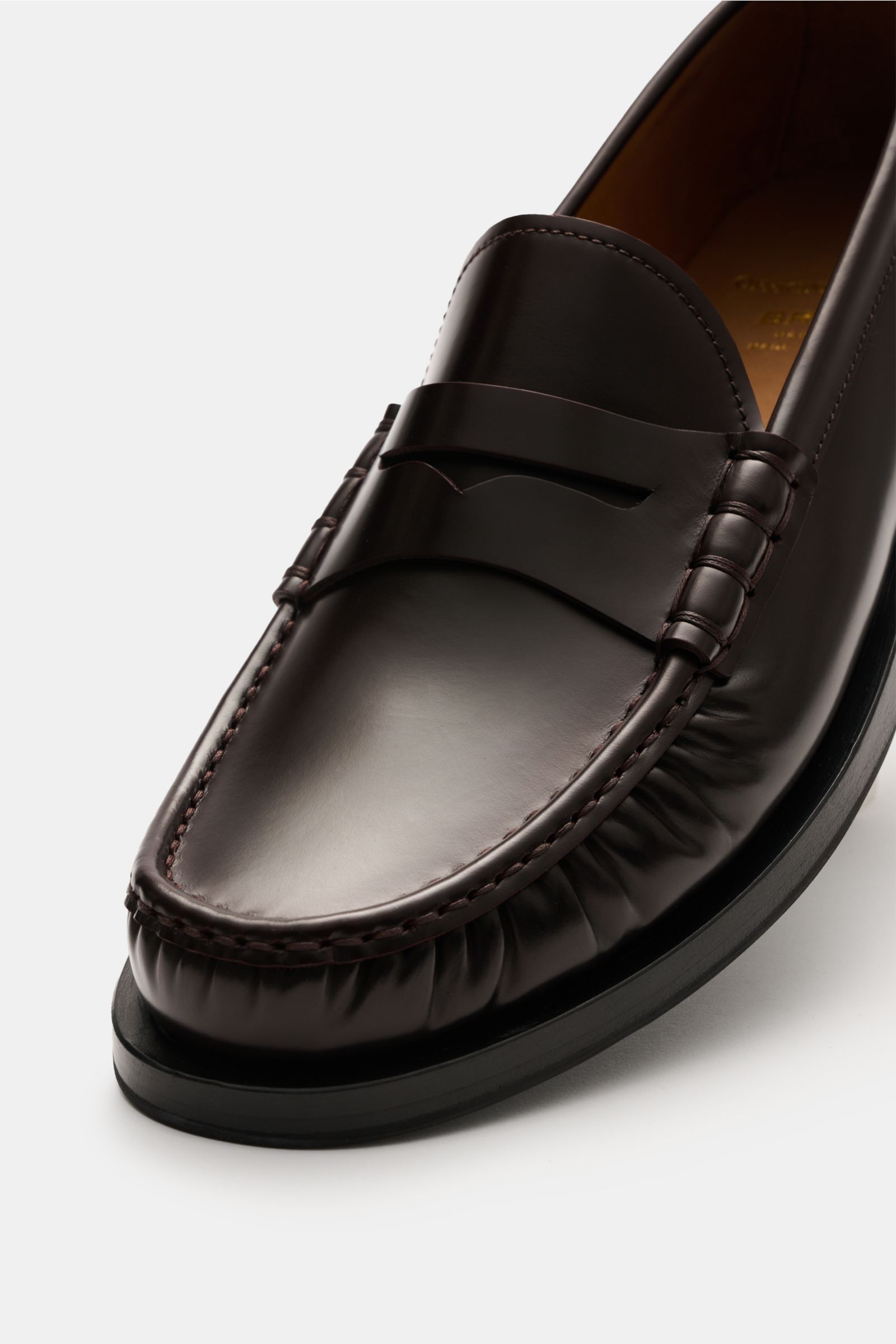 Officine Creative Penny Loafer 'Balfron' bordeaux, poliertes Glattleder, schmale Silhouette, Penny Strap, Zierfalten, Gummisohle, seitliche Nahaufnahme.