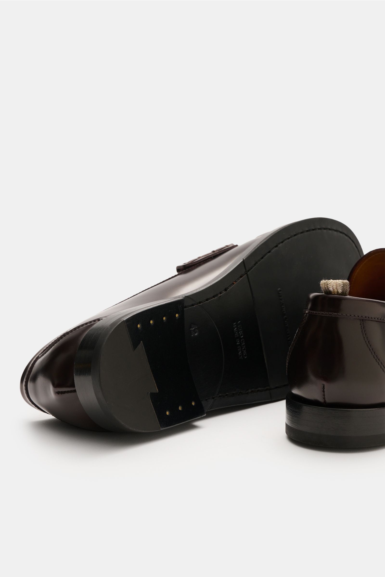 Officine Creative Penny Loafer 'Balfron' bordeaux aus poliertem Glattleder, schmal zulaufend, mit Gummisohle, Zierfalten, von unten und hinten.