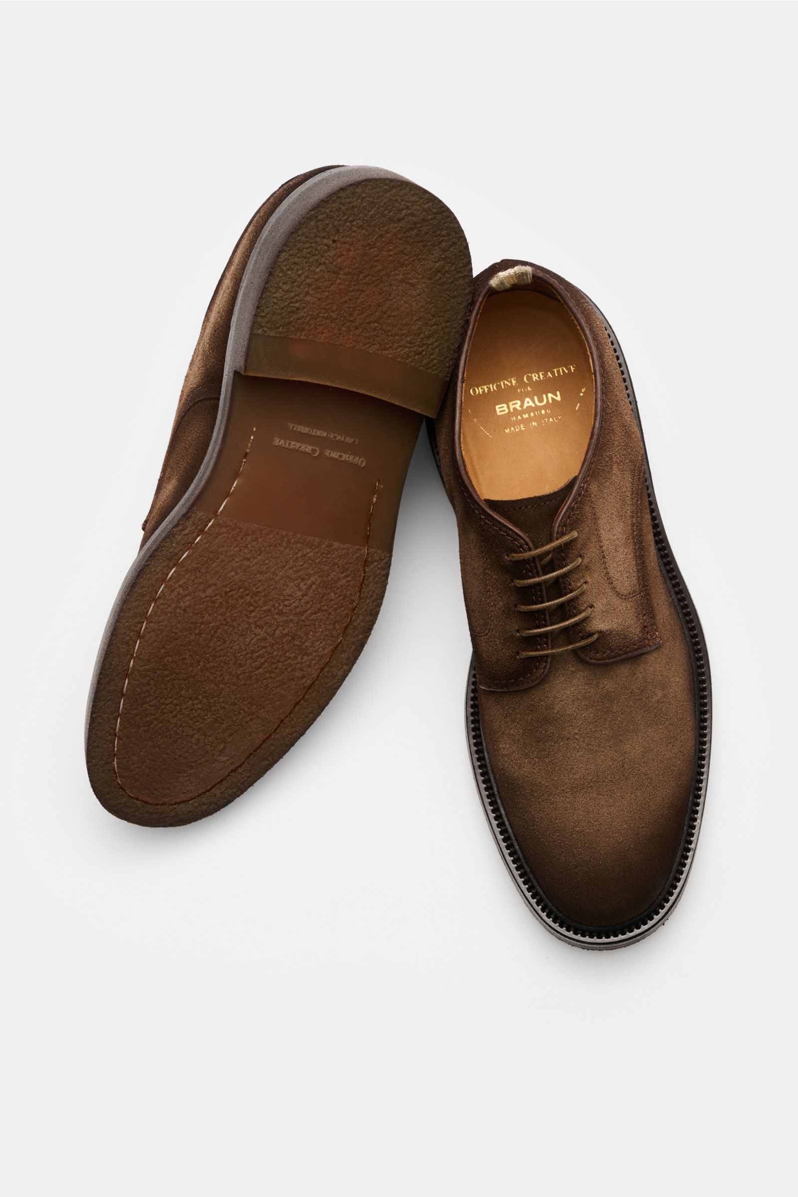 Officine Creative Derby 'Hopkins Flexi' braun aus Veloursleder, Ombré-Verlauf, offene Fünf-Loch-Schnürung, Blake-Machart, von oben fotografiert.