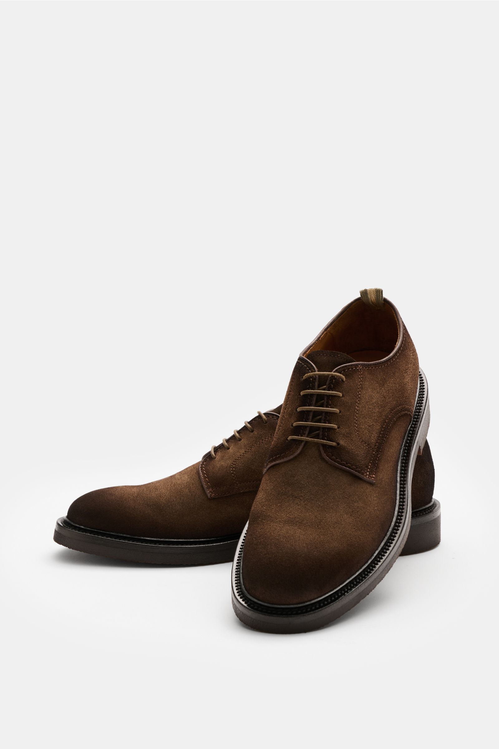 Officine Creative Derby 'Hopkins Flexi' braun aus edlem Veloursleder mit Ombré-Verlauf, offener Schnürung, Blake-Machart, flexible Gummisohle, frontal seitlich fotografiert.