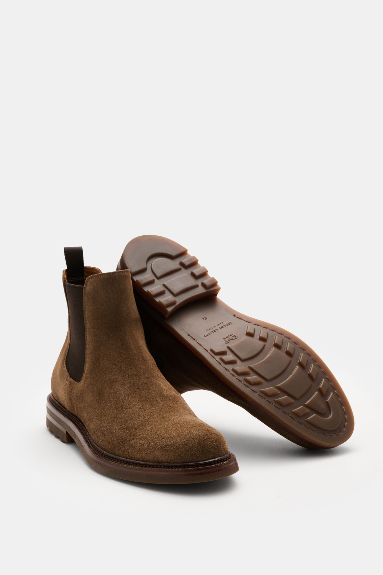 Front and side view of Officine Creative Chelsea Boot 'Aston Flexi 004' hellbraun in soft brown veloursleder with elastic inserts, leather lining, pull tab, and flexible rubber sole, showcasing its sleek silhouette and durable tread.