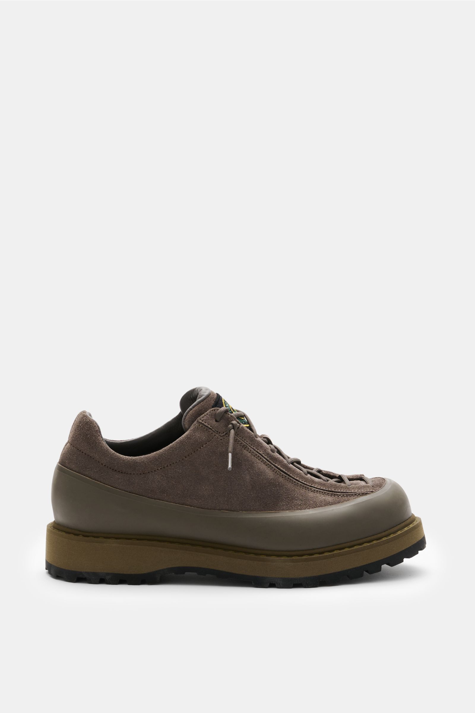 Stone Island Sneaker oliv aus Veloursleder mit profilierter Gummisohle, Acht-Loch-Schnürung, gepolstertem Schaftrand, seitlich in Seitenansicht.