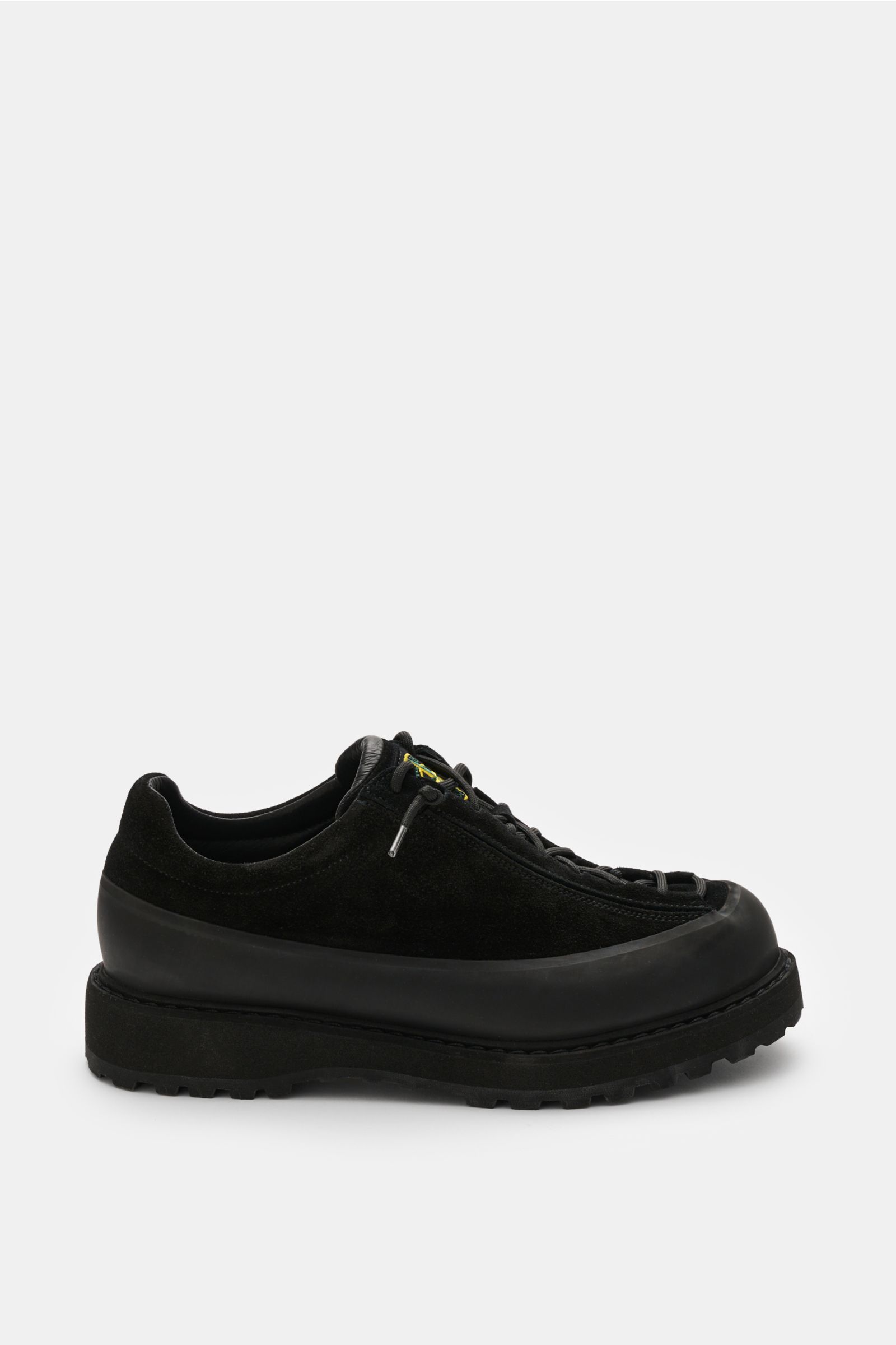 Stone Island Sneaker hellgrau shown from the side, featuring veloursleder and rubber, round toe, eight-eyelet lacing, padded collar, leather lining, logo patch, and a rugged rubber sole. This robust sneaker combines hiking shoe elements with a continuous 