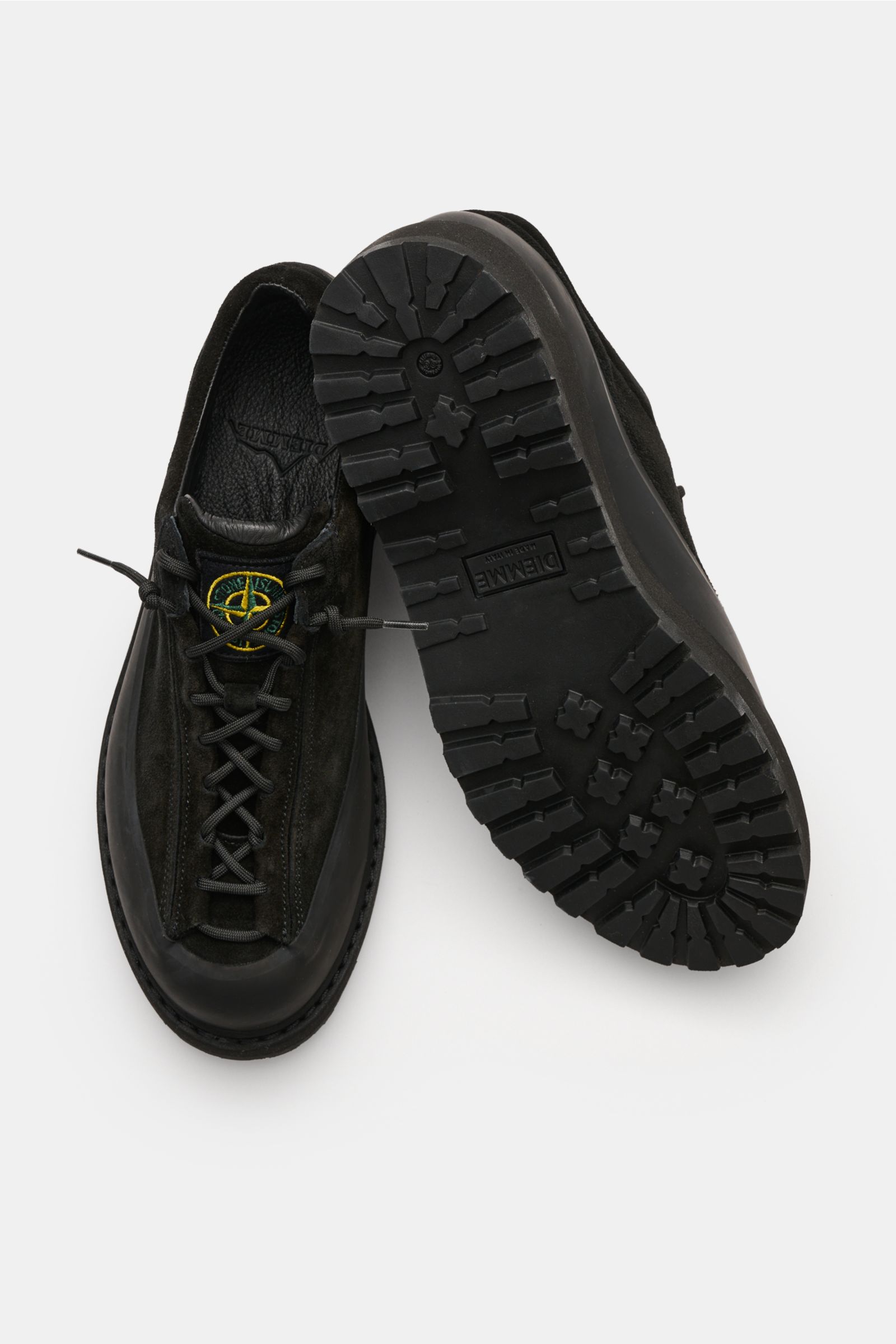 Stone Island Sneaker hellgrau shown from top and sole view, robust design with velour leather, eight-hole lacing, padded collar, logo patch on tongue, round toe cap, full rubber rim, leather lining, and profiled rubber sole.