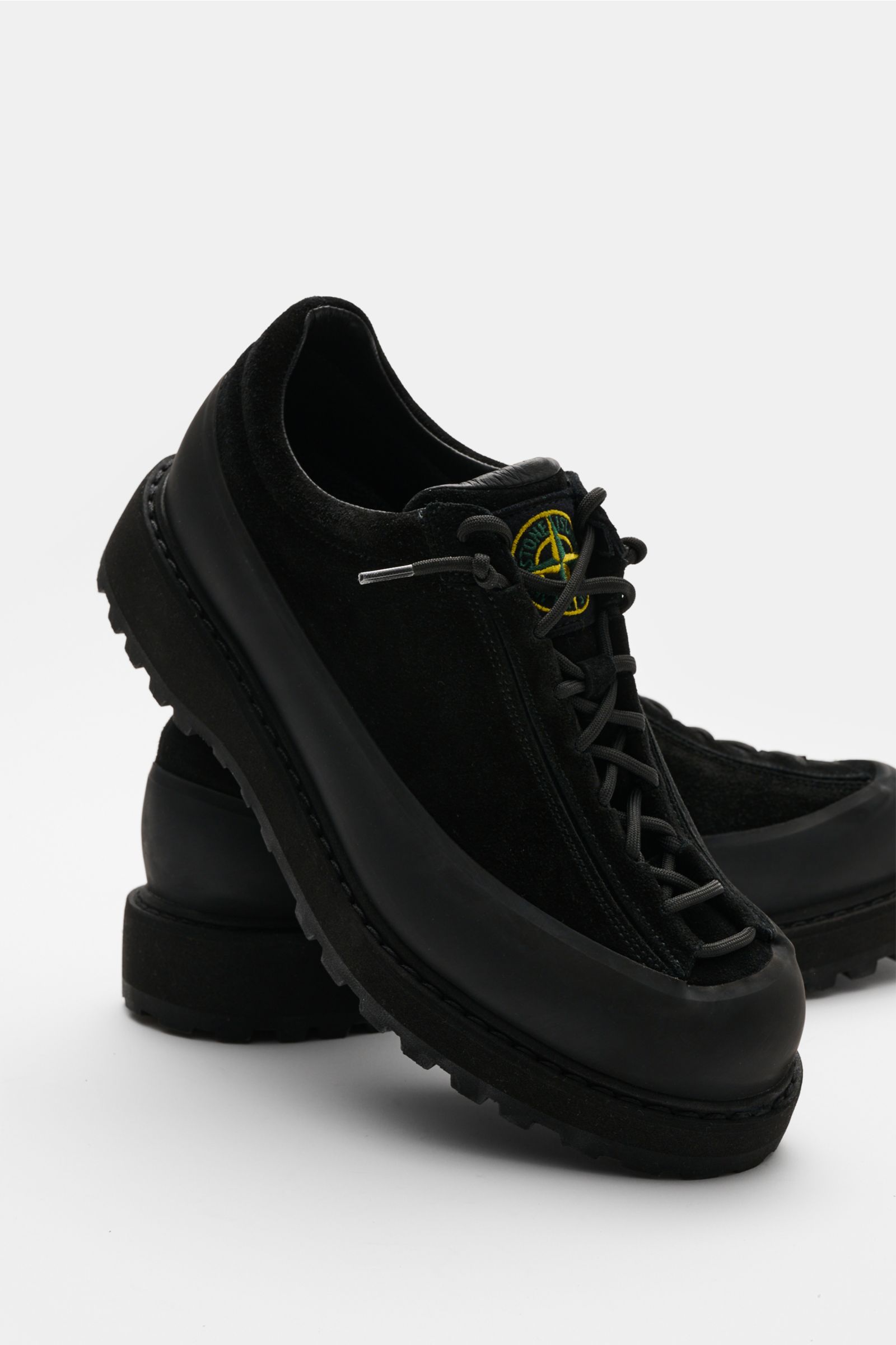Stone Island Sneaker hellgrau shown from a front-side angle, featuring veloursleder and rubber, round toe, eight-eyelet lacing, logo patch on tongue, padded collar, leather lining, and rugged rubber sole. This robust sneaker combines a profiled rubber sol
