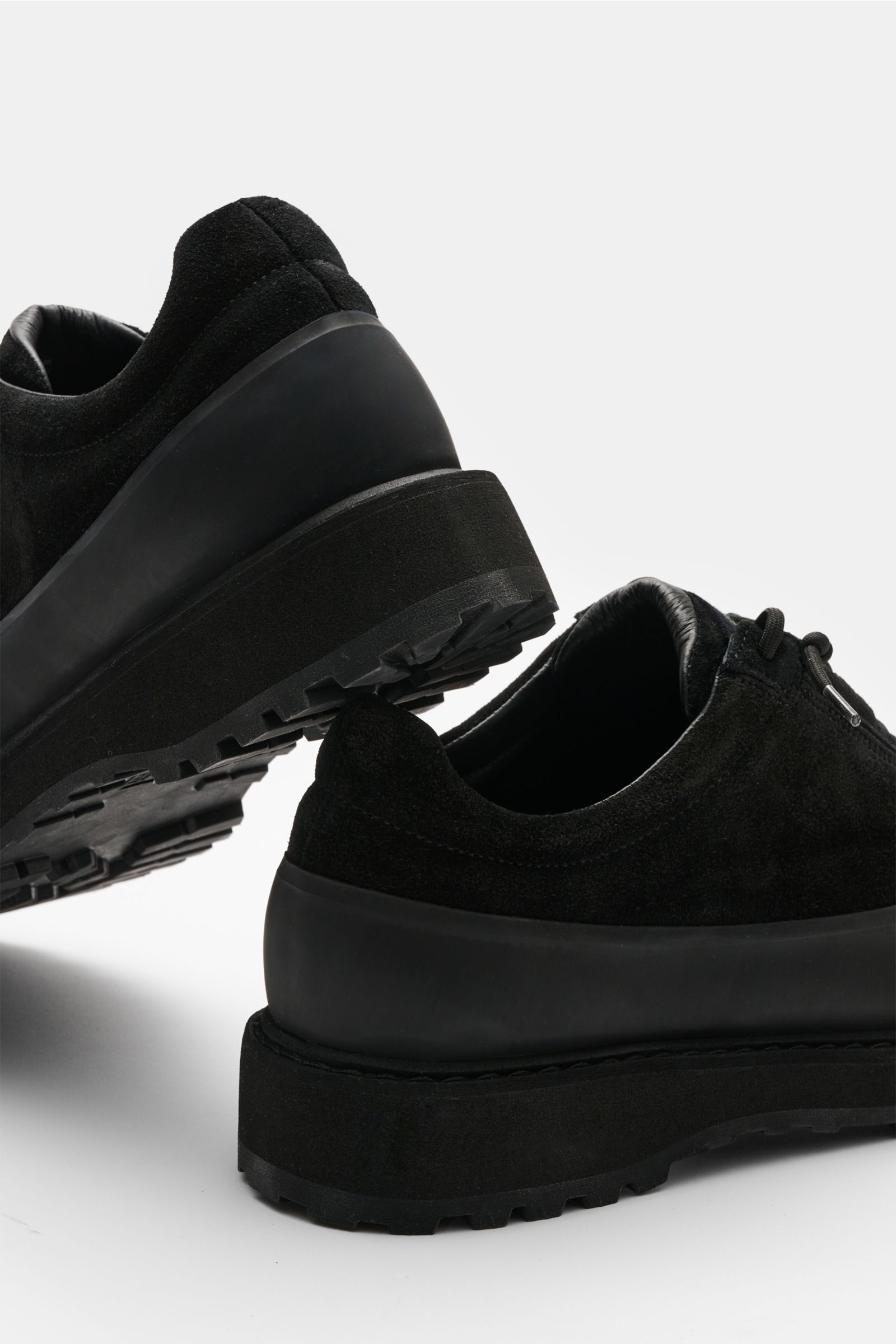 Rear and side view of Stone Island Sneaker hellgrau in black veloursleder with profilierte Gummisohle, acht-Loch-Schnürung, gepolsterter Schaftrand, Innenfutter aus Leder, umlaufende Gummierung, runde Vorderkappe, and logo-patch on the tongue. Robust snea