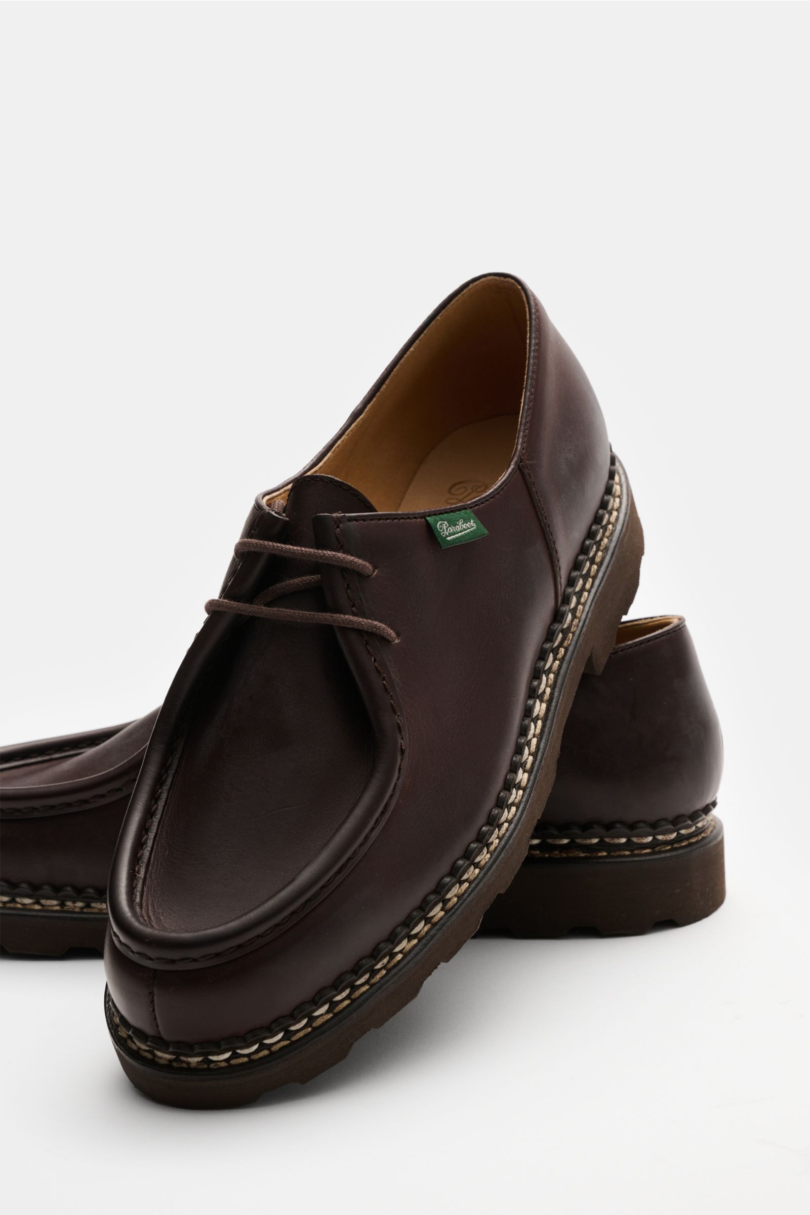 Front-side view of the Paraboot Schnürer 'Michael' schwarz, a black leather shoe with norwegische Kedernaht-Konstruktion, two-eyelet lacing, subtle PARABOOT label, leather lining, and durable natural rubber sole. Französische Ikone der Schuhmacherkunst: D