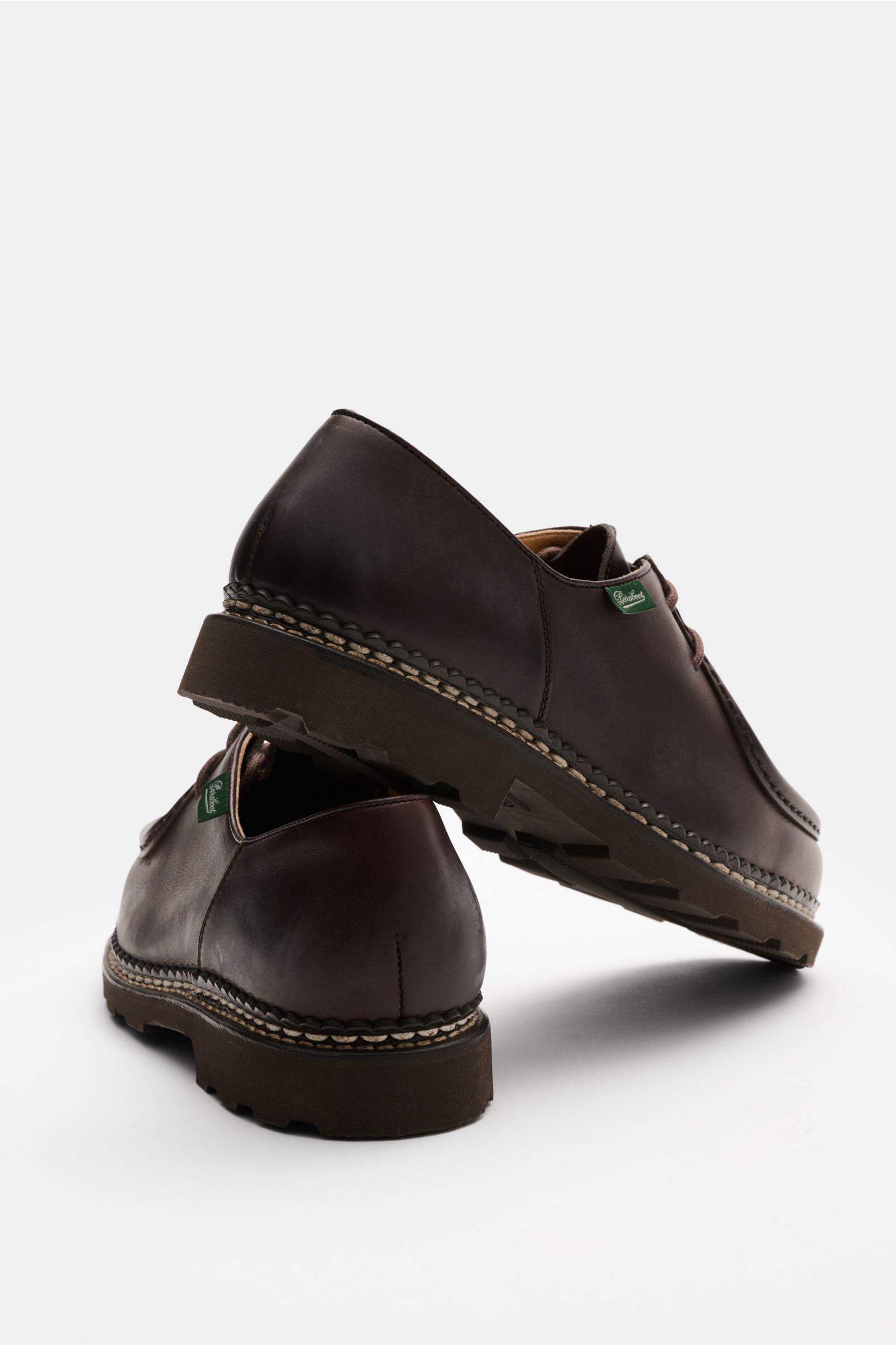 Paraboot Schnürer 'Michael' schwarz shown from a low rear angle, highlighting its durable natural rubber sole, elegant leather upper, traditional Norwegian welt stitching, slim silhouette, two-eyelet lacing, subtle Paraboot label, and leather lining. Fran