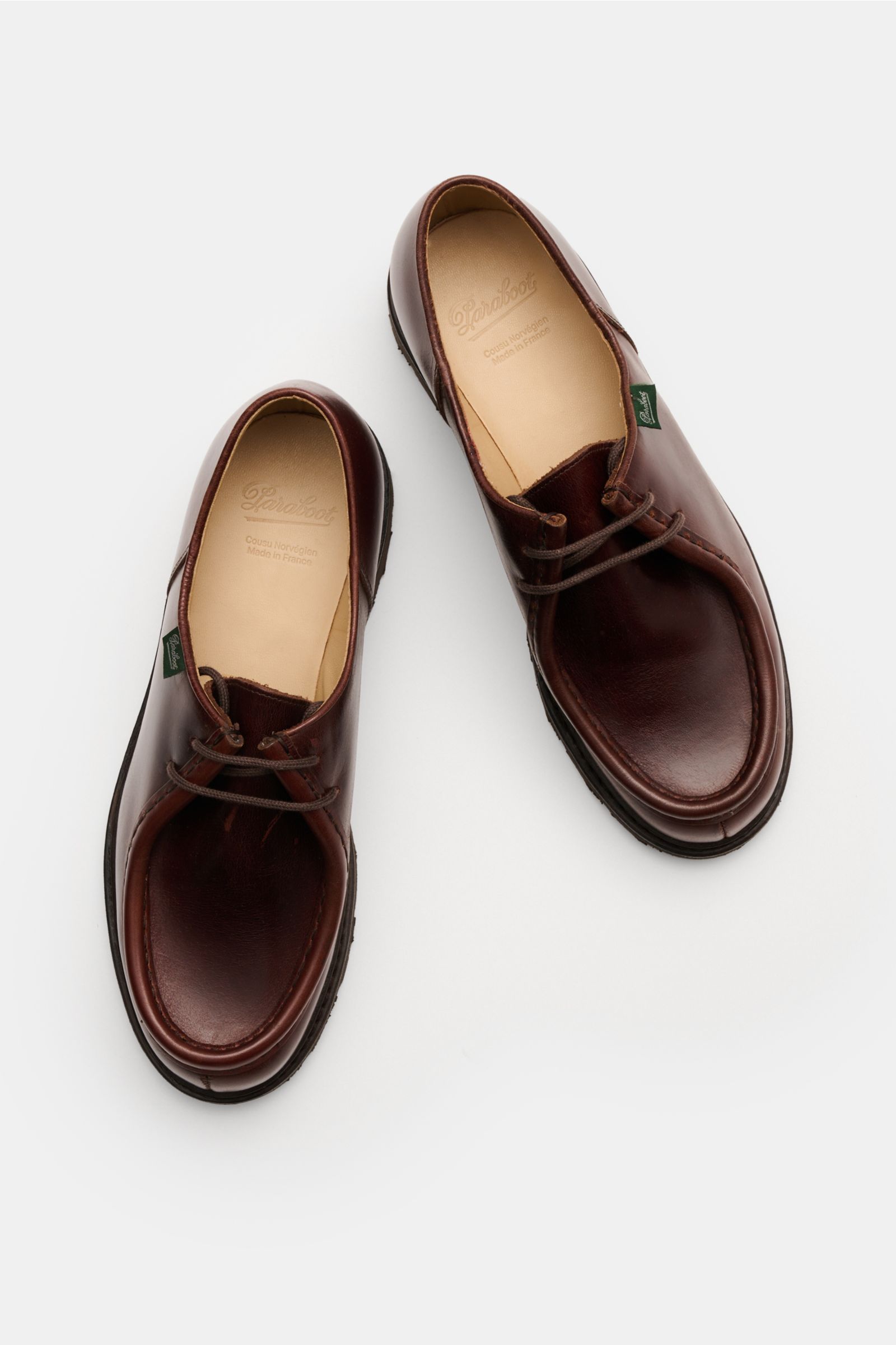Paraboot Schnürer 'Michael' dunkelbraun shown from a top-down view, featuring edles Nubukleder, norwegische Kedernaht-Konstruktion, a slim silhouette, two-hole lacing, leather lining, subtle PARABOOT label, and durable natural rubber sole. A timeless clas