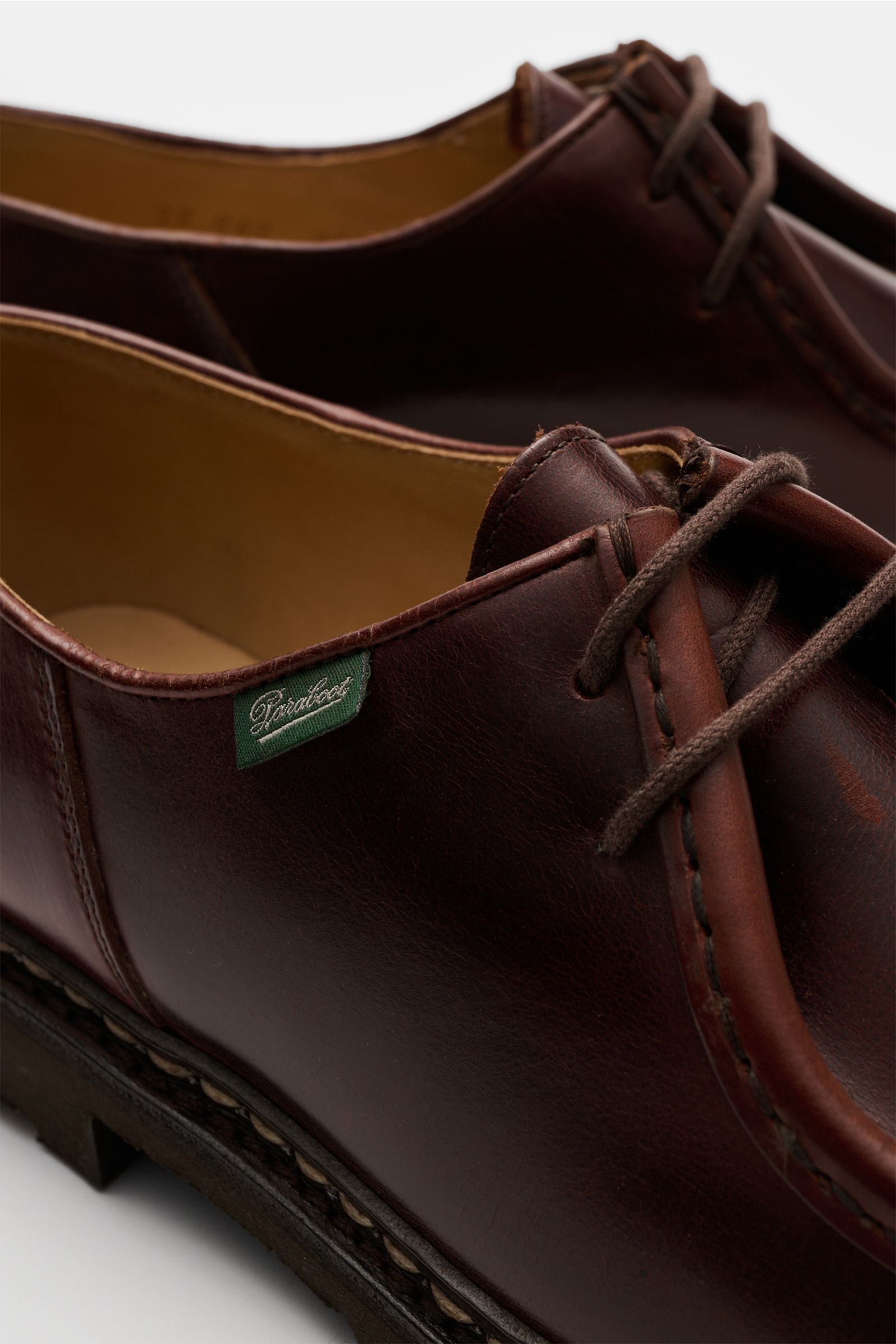 Close-up side view of Paraboot Schnürer 'Michael' dunkelbraun in dark brown nubuck leather, featuring two-hole lacing, Norwegian stitch, leather lining, and natural rubber sole. 

Ein zeitloser Klassiker mit Geschichte: Der Schnürer 'Michael' aus Nubuk