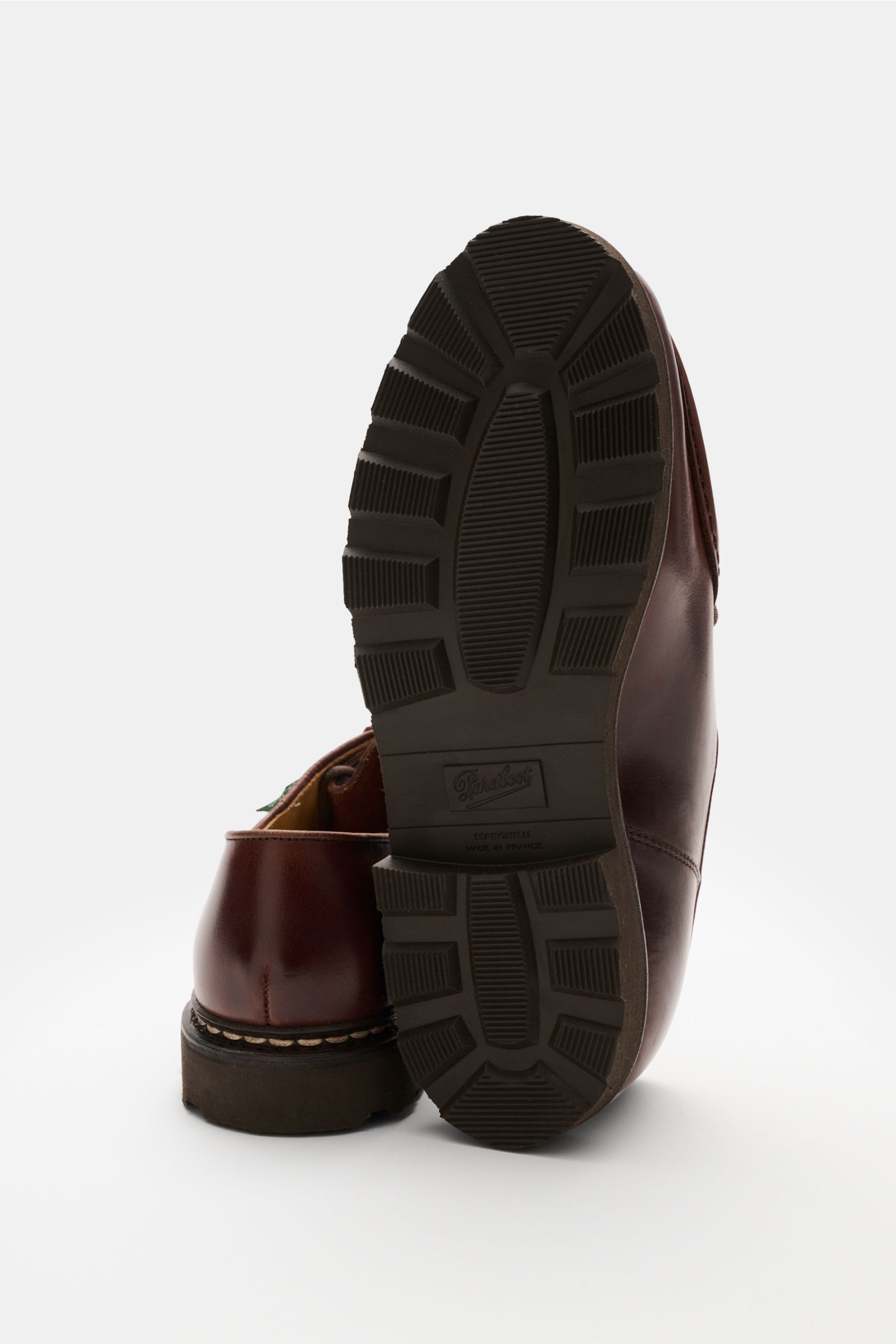 Paraboot Schnürer 'Michael' dunkelbraun, photographed from the back and sole view, showcasing robust Naturkautschuksohle, edles Nubukleder, norwegische Kedernaht-Konstruktion, leicht schmal zulaufende Silhouette, Zwei-Loch-Schnürung, dezentes PARABOOT-Web