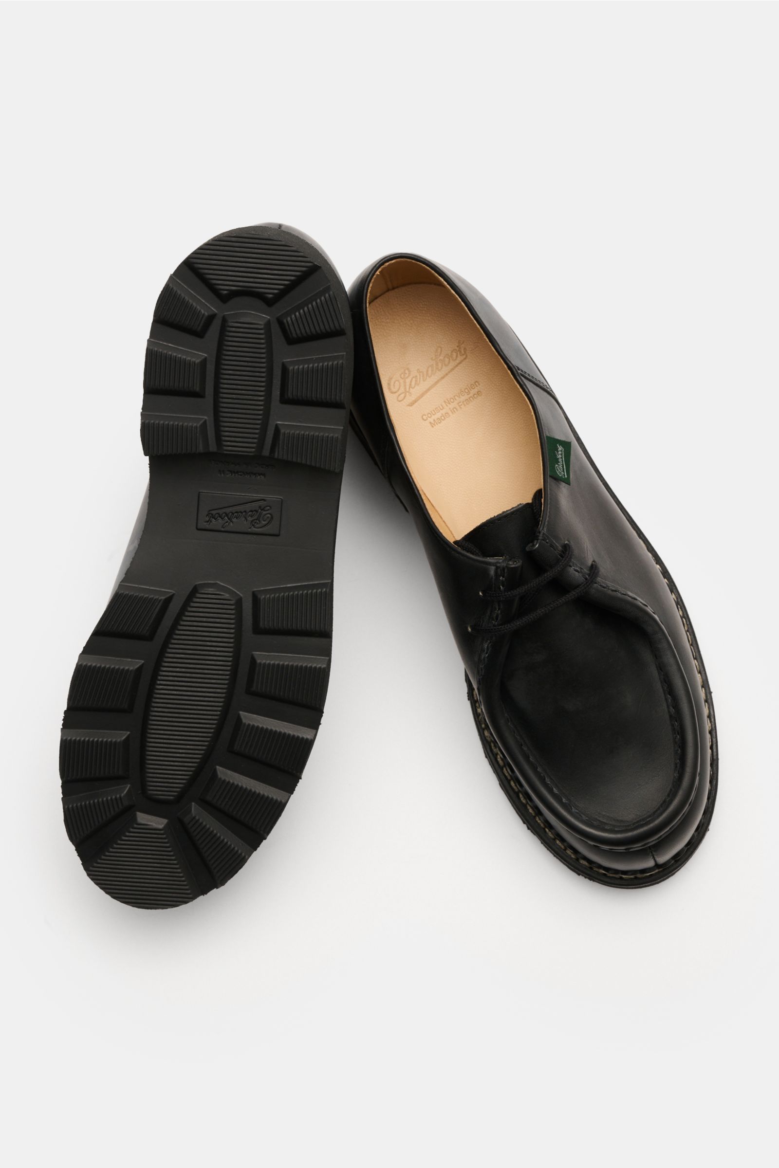 Paraboot Schnürer 'Michael' rotbraun shown from top and sole view, featuring smooth leather, moc-toe design, Norwegian welt, two-eye lacing, leather lining, and rugged natural rubber sole. 

Mit seiner markanten, klobigen Naturkautschuksohle, der robus