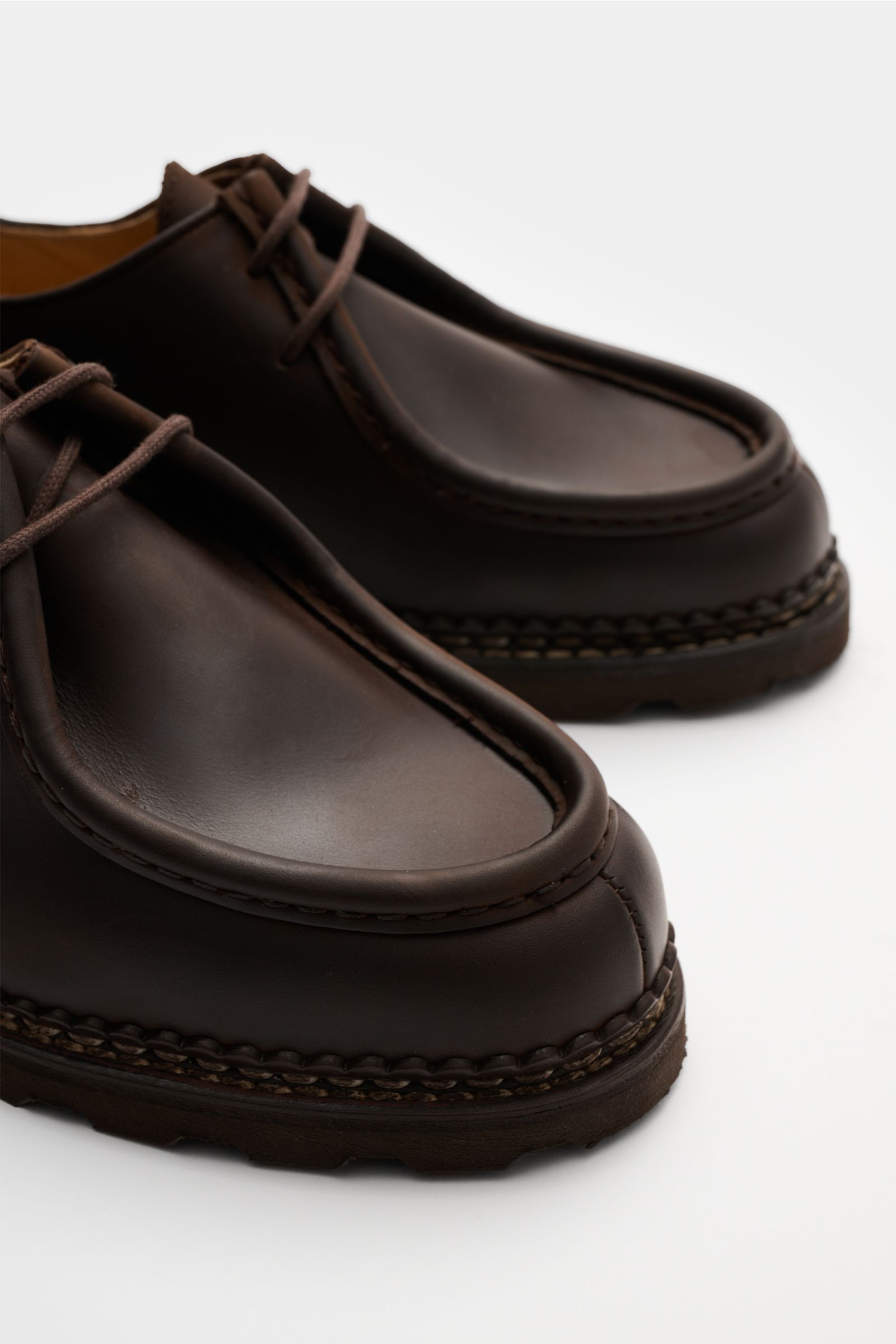 Front angled close-up of Paraboot Schnürer 'Michael' dunkelbraun shoes in dark brown smooth leather with two-hole lacing and robust rubber sole.

Description: A timeless classic with history: The Paraboot Schnürer 'Michael' dunkelbraun was designed by Mic