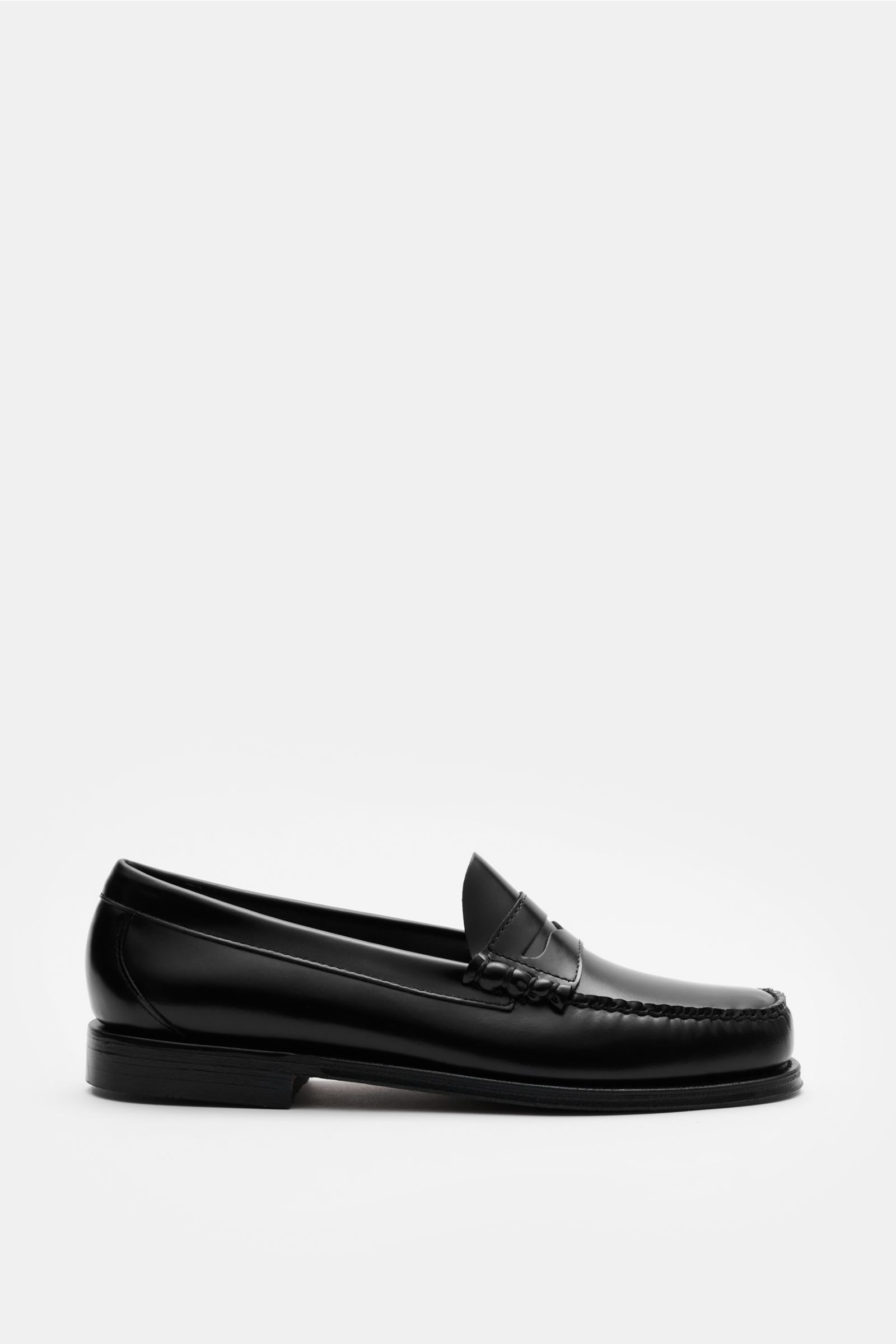 Side view of G.H.Bass Penny Loafer 'Weejuns Larson' schwarz in black smooth leather with penny strap, decorative lacing, leather lining, and rubber-reinforced heel.

Description: Ein Hauch amerikanischer Heritage für Ihre Outfits: Die legendären Penny 