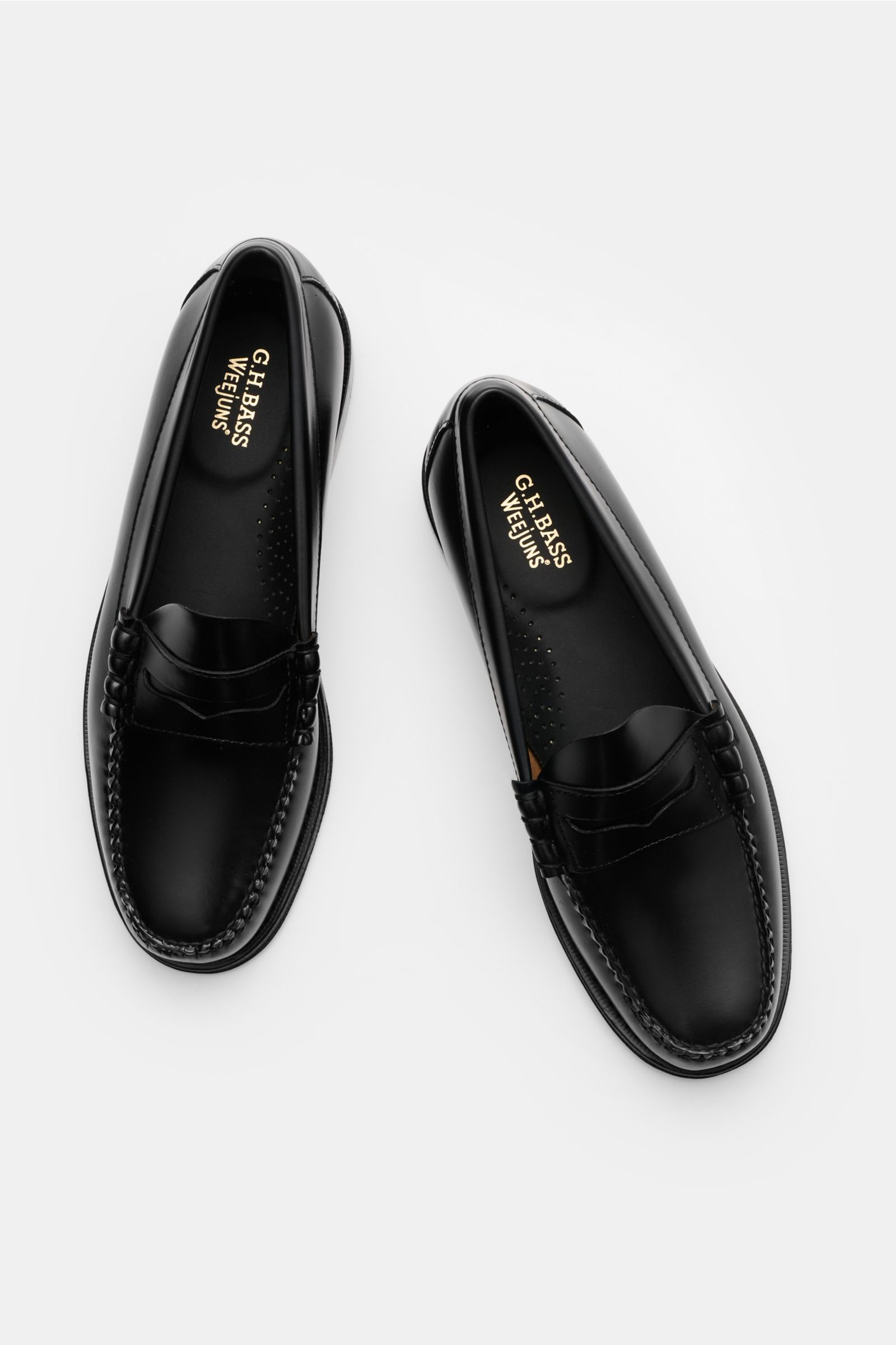 G.H.Bass Penny Loafer 'Weejuns Larson' schwarz in top view, black smooth leather with penny strap, stitched design, leather lining, comfy footbed.