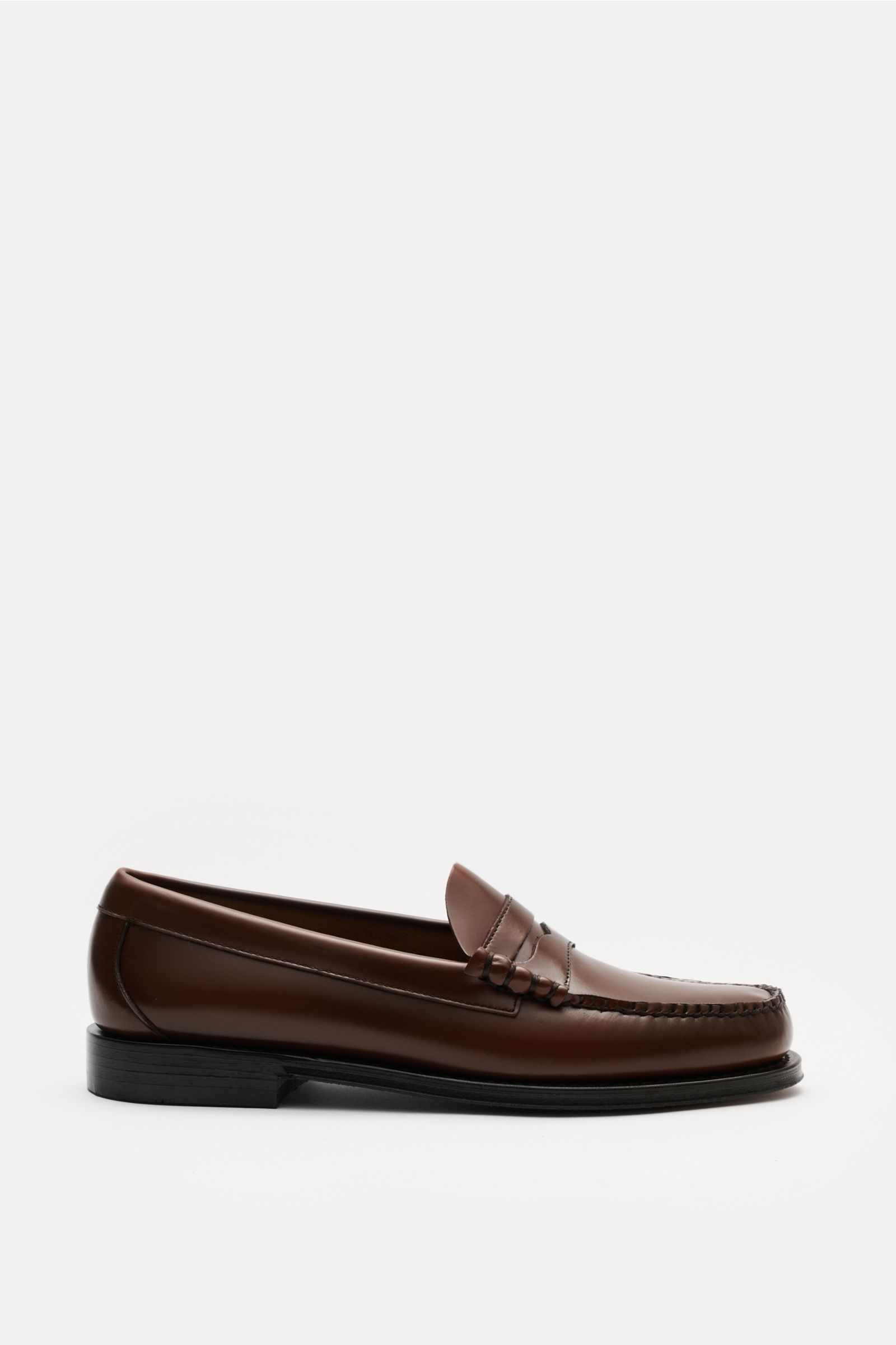 Side view of G. H. Bass Penny Loafer braun in polished brown leather with penny strap, decorative stitching, leather lining, and rubber-reinforced heel.

Description: Nicht nur bekannt durch Michael Jackson: die ikonischen Penny Loafer der traditionell