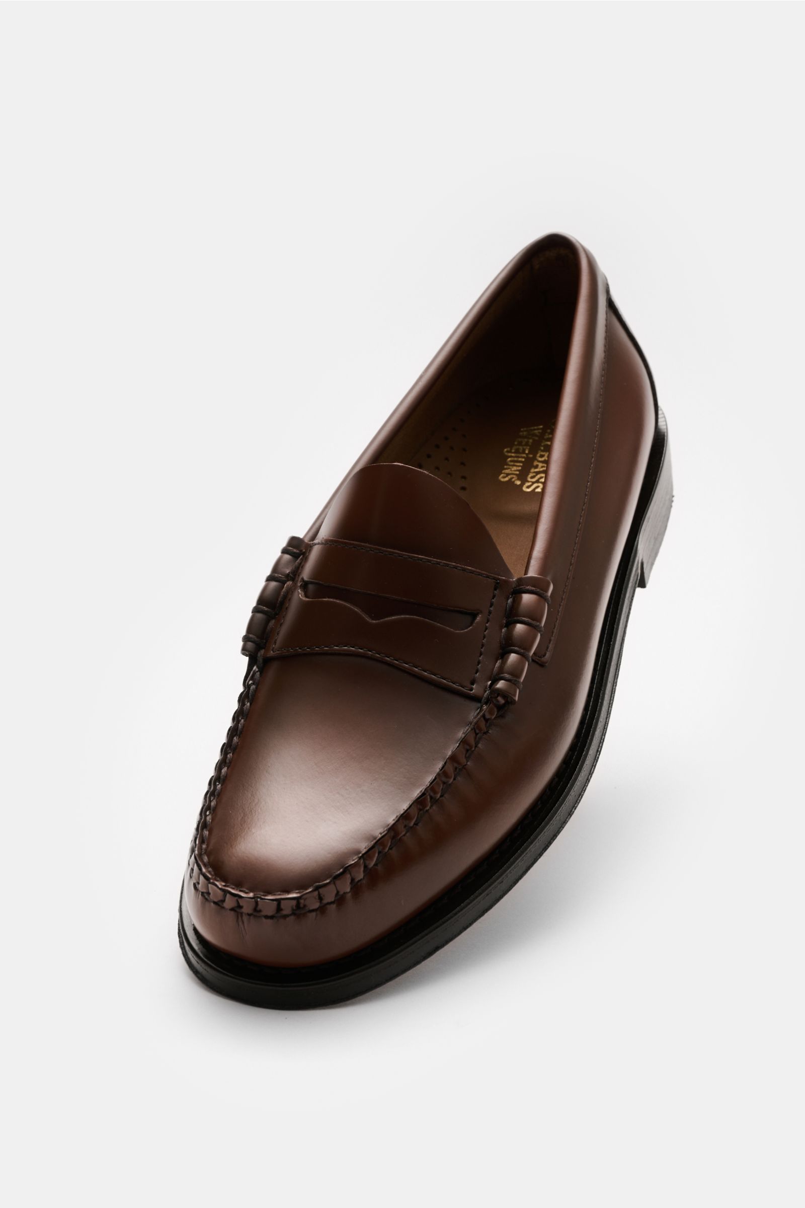 G. H. Bass Penny Loafer braun, front angled view of classic brown leather shoe with penny strap, smooth leather, stitched details, leather lining, and rubber-reinforced heel. Not only known through Michael Jackson: the iconic penny loafers from the tradit