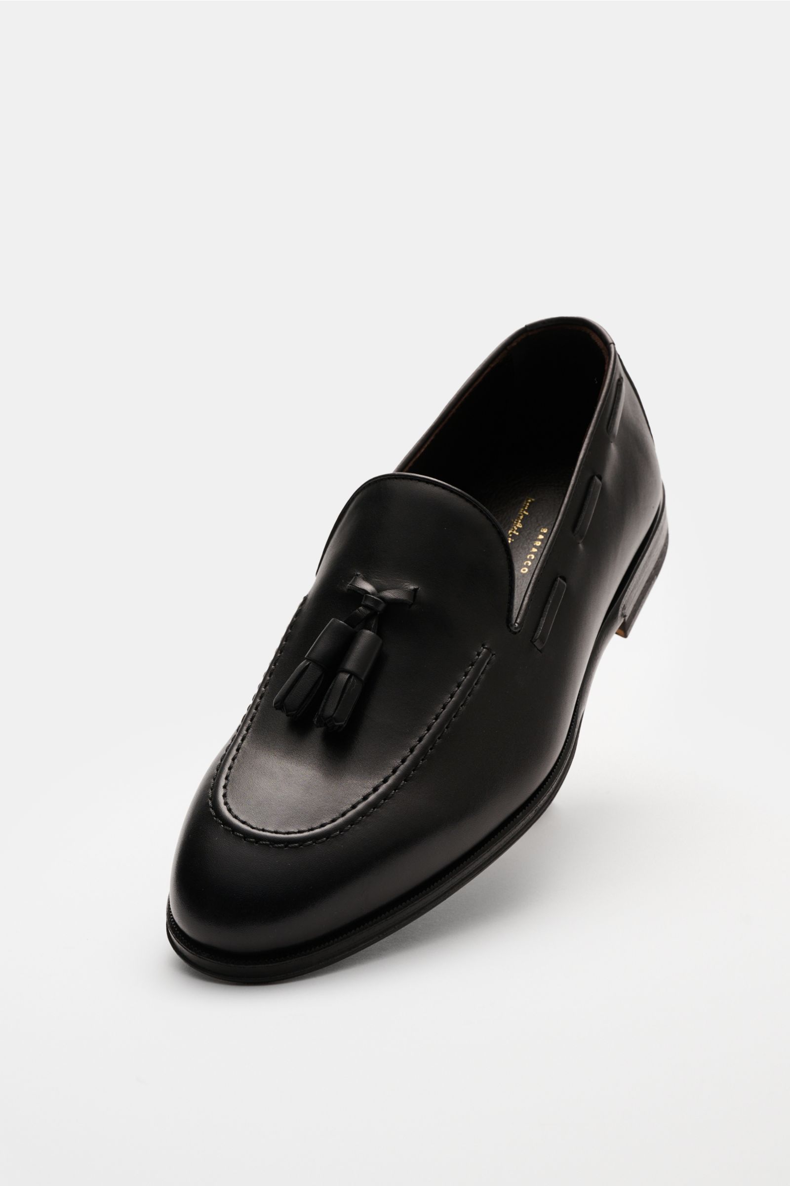 Front angled view of the Henderson Tassel Loafer dunkelbraun in smooth black calf leather with tassel detail and sleek silhouette.

Ein Statement klassischer Eleganz: Der edle Tassel Loafer von HENDERSON aus handantiquiertem Kalbsleder mit umlaufendem 