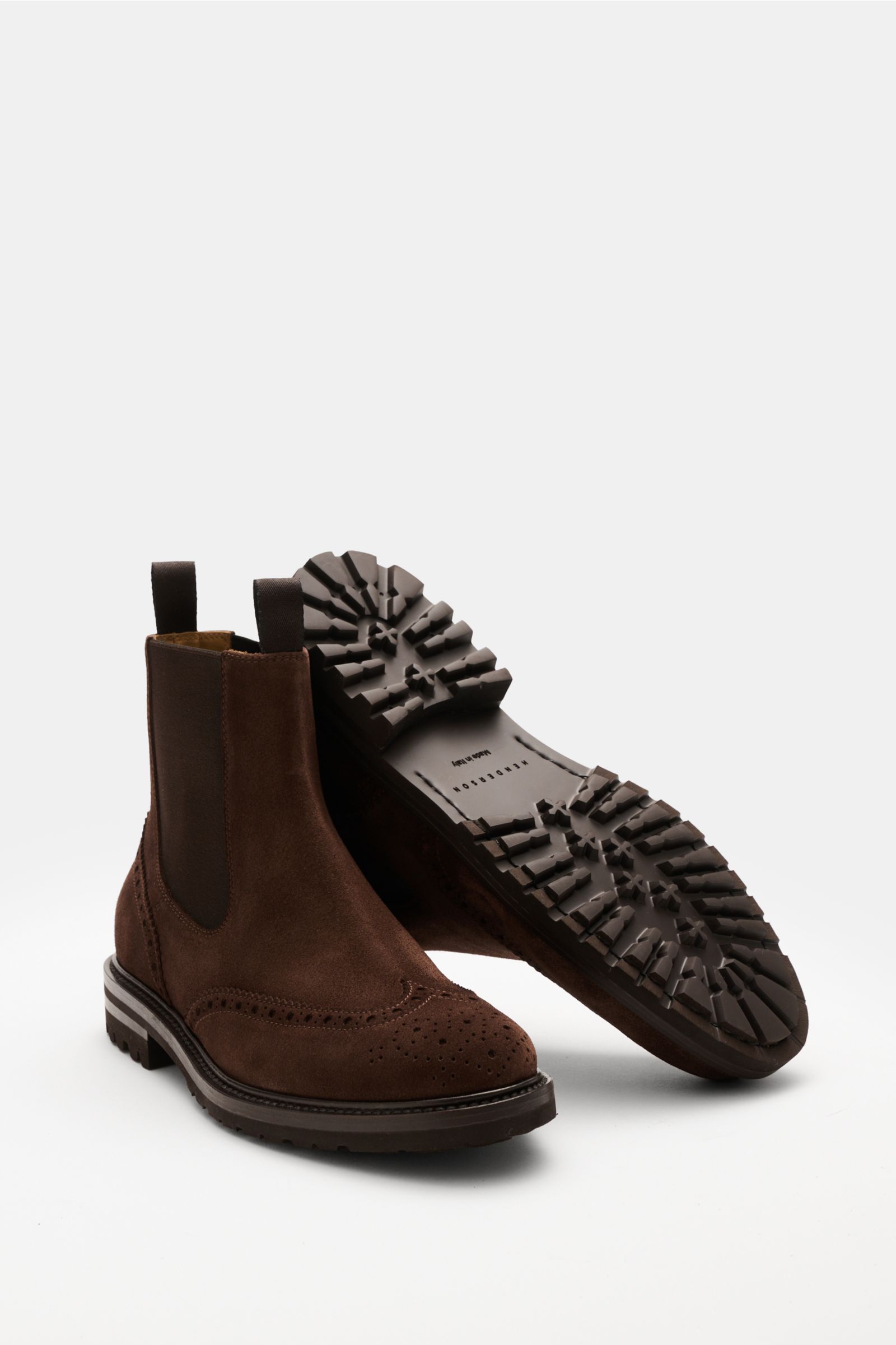 Front and sole view of the Henderson Chelsea Boot braun in rich brown veloursleder, featuring elastic sides, pull loops, and a textured GOMMUS sole.