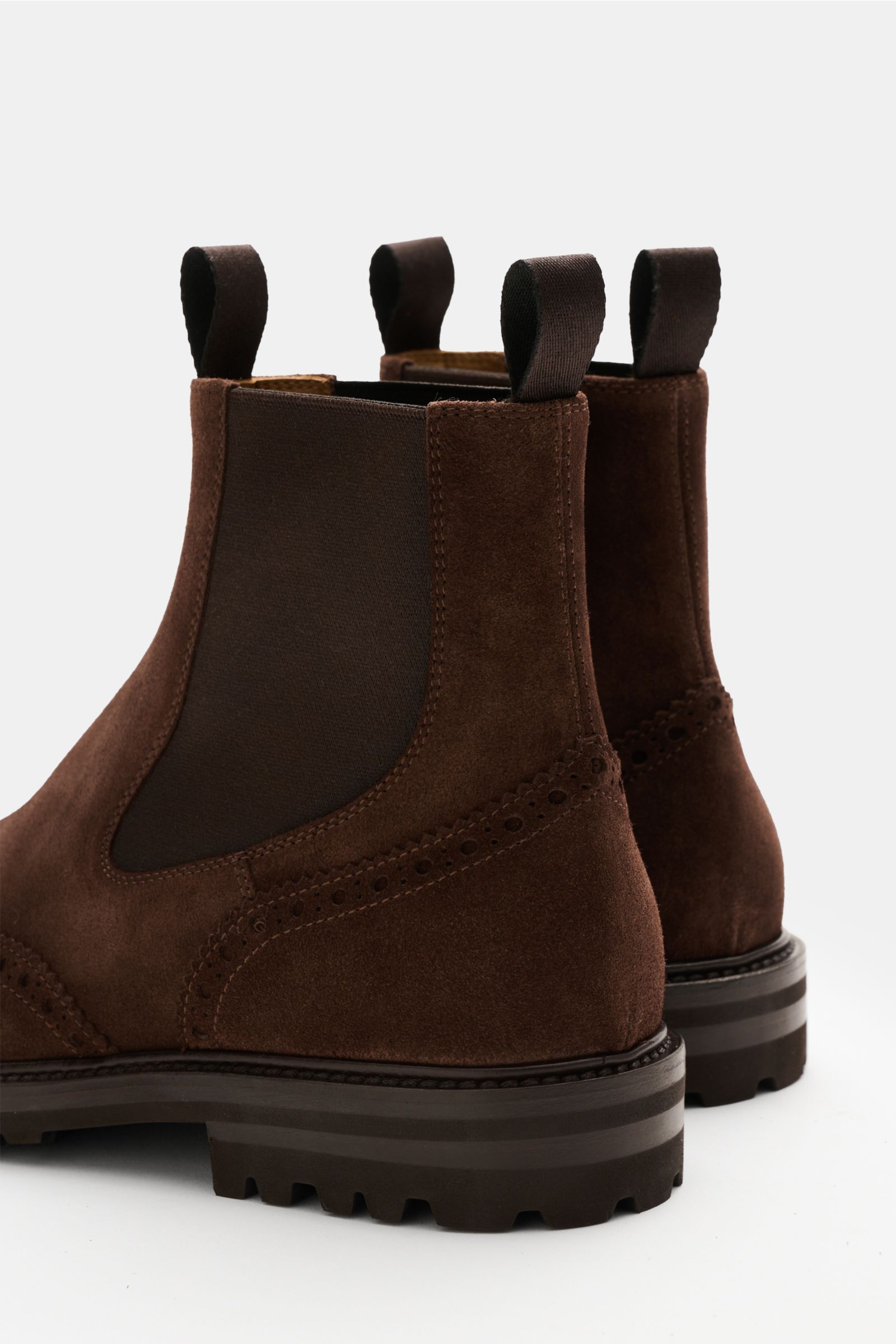 Rear side view of the Henderson Chelsea Boot braun in rich brown velour leather with elastic side inserts, leather lining, and nubby GOMMUS rubber sole, featuring Blake stitching and a practical pull loop.

Perfekt gerüstet für den Herbst: Der Chelsea 