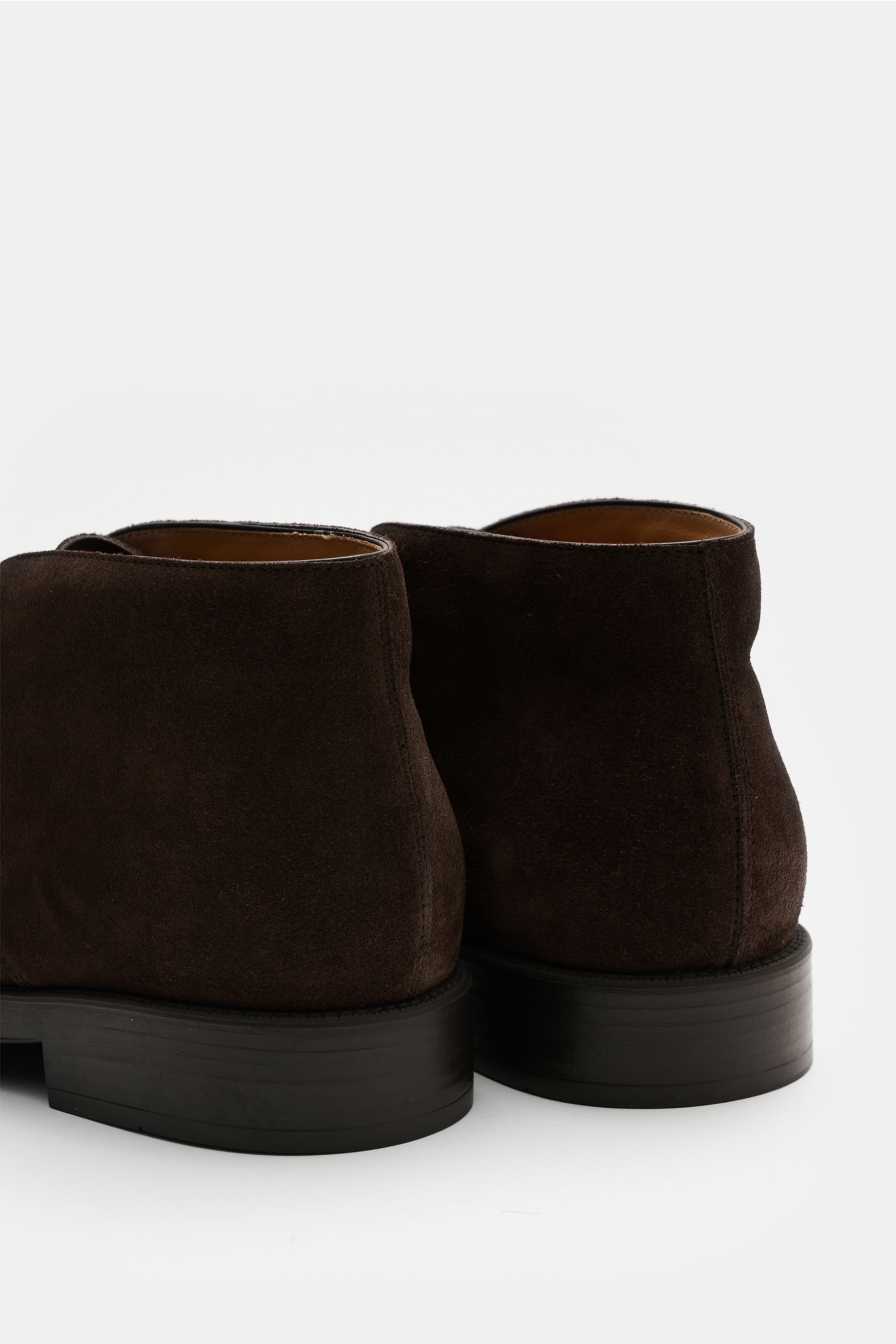 Tod's Desert Boot 'Polacco' dunkelbraun aus edlem Veloursleder, Rückansicht mit genoppter Gummisohle und schmal zulaufender Silhouette.