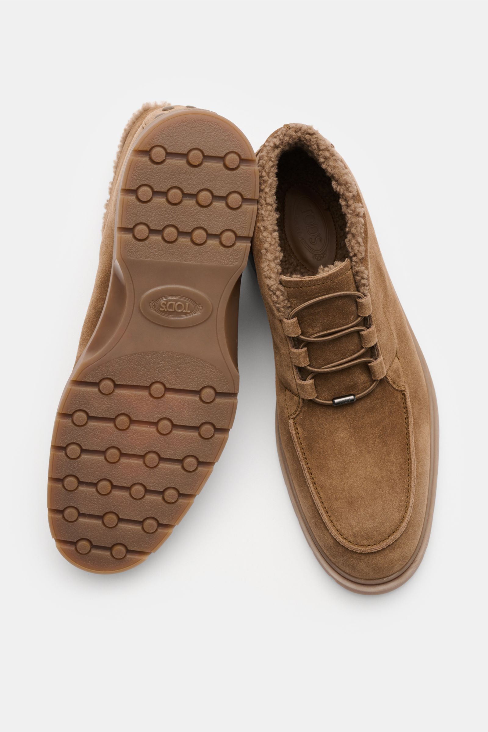 Tod's Boot graubraun aus edlem Veloursleder mit Lammfell-Futter, elastischer Schnürung, Steppnaht, Monogramm, genoppter Sohle, Frontal- und Sohlenansicht.