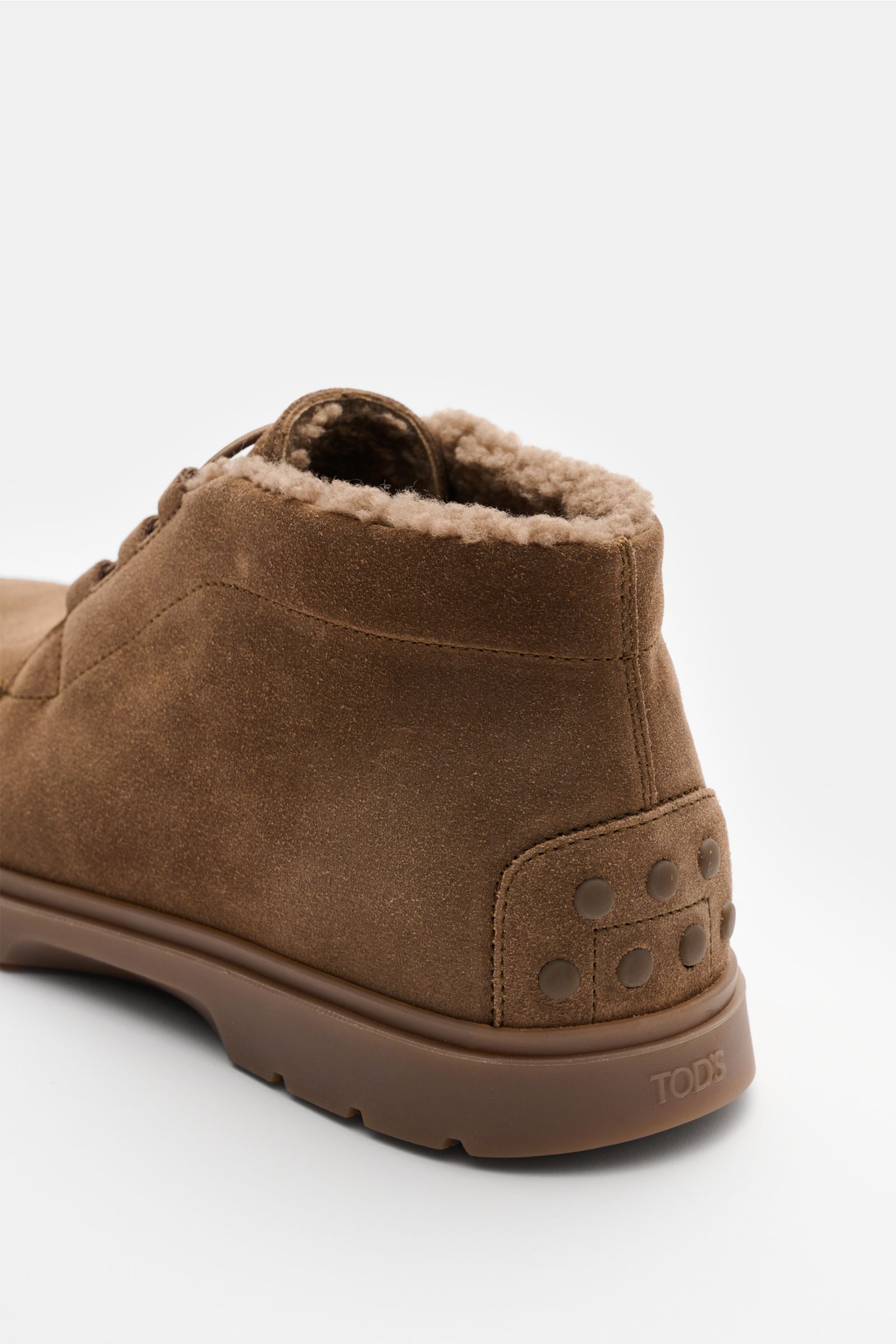 Tod's Boot graubraun aus edlem Veloursleder mit Lammfellfutter, genoppter Gummisohle, Monogramm, elastischer Schnürung, Seitenansicht.