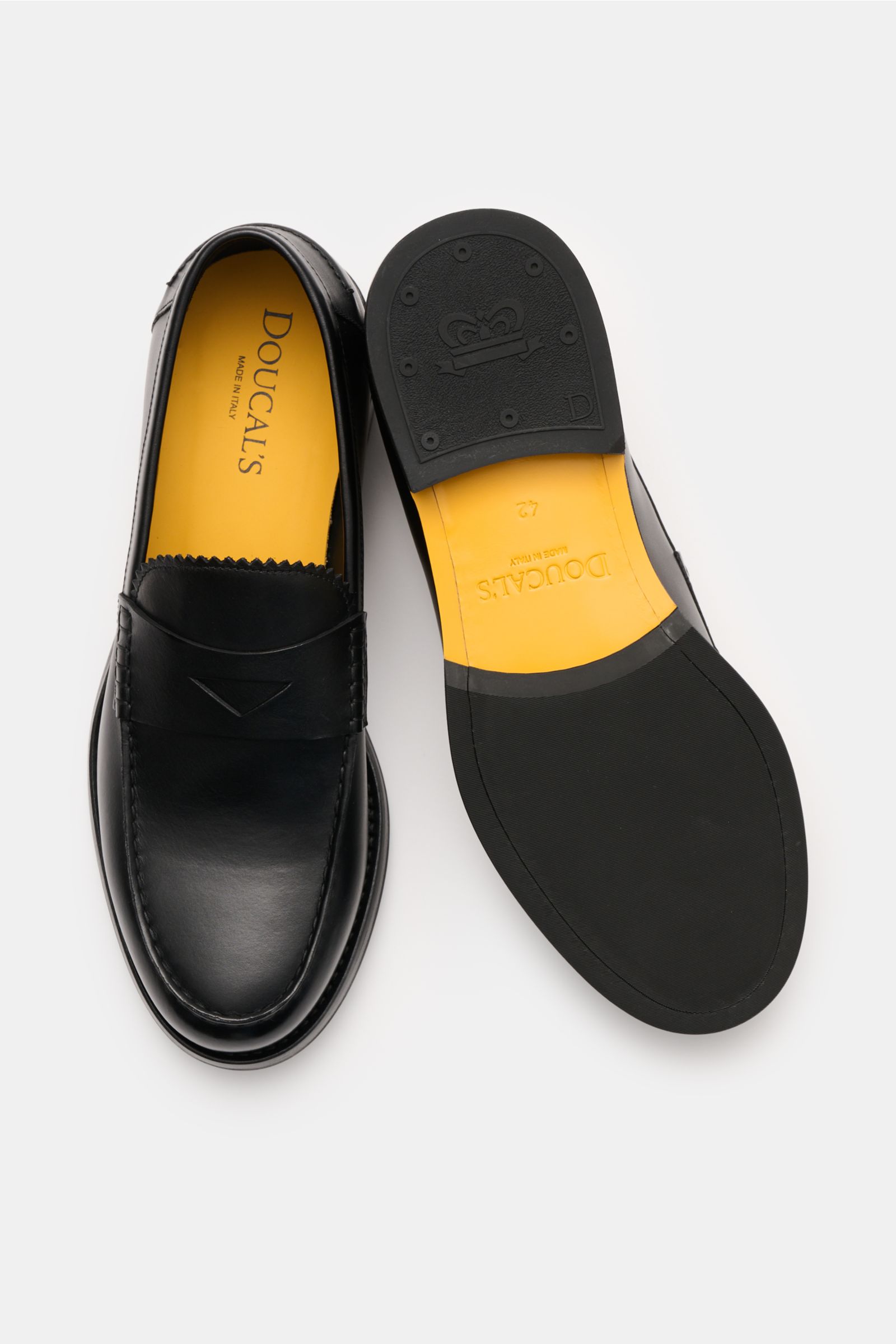 Doucal's Penny Loafer 'Deco' schwarz shown from above, featuring feines Glattleder, leicht schmal zulaufend, typischer Penny Strap, Vorderkappe mit Steppnaht, ledernes Innenfutter, robuste Sohle aus Kautschuk.