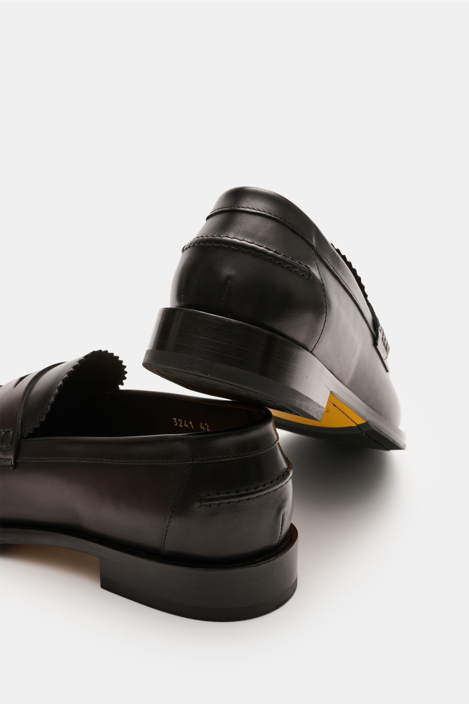 Rear and side view of Doucal's Penny Loafer 'Deco' dunkelbraun in feines Glattleder, leicht schmal zulaufend, typischer Penny Strap, Vorderkappe mit Steppnaht, ledernes Innenfutter, robuste Sohle aus Kautschuk.