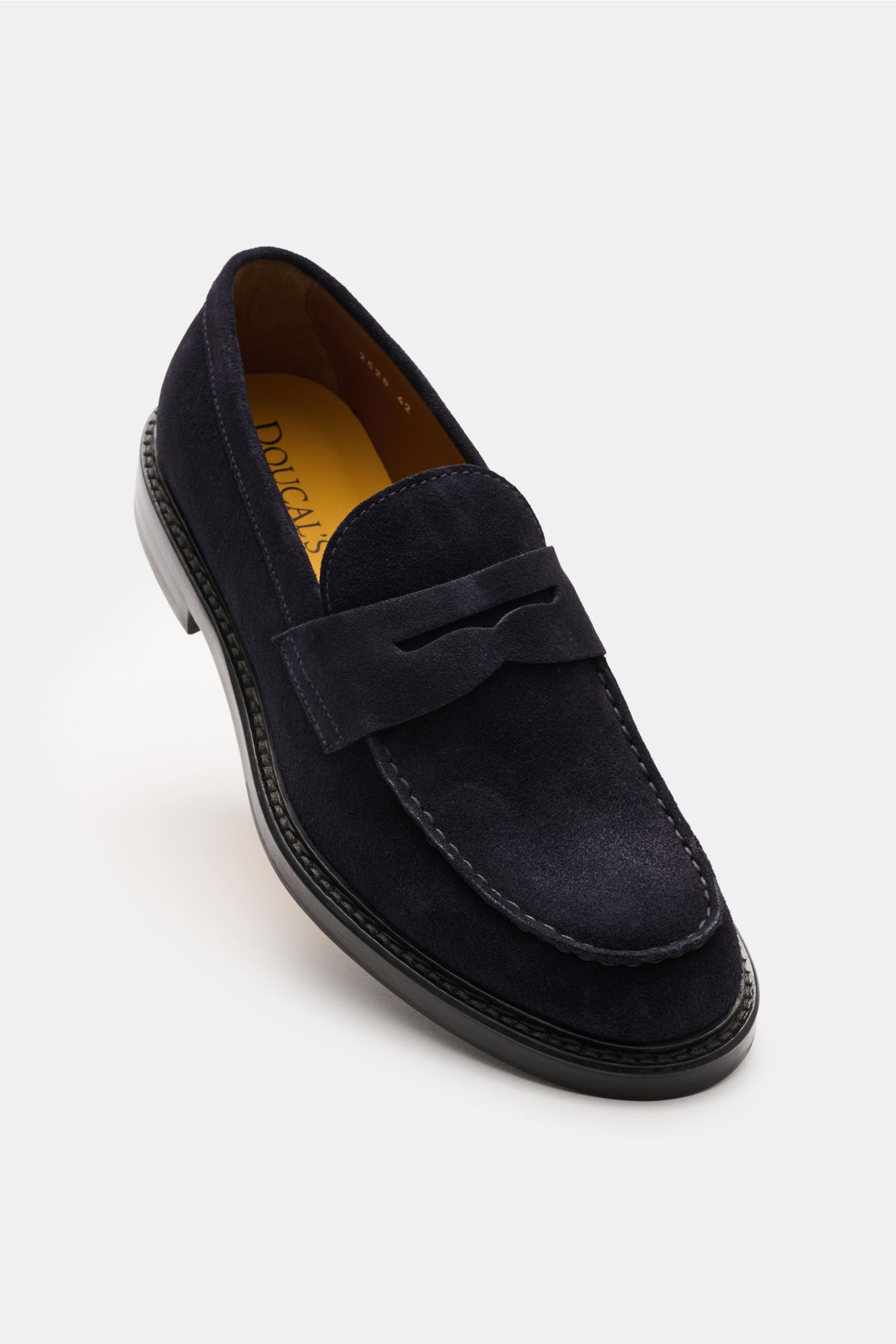 Doucal's Penny Loafer 'Visone' navy shown from a front-side angle, made of feines Veloursleder, leicht schmal zulaufend, typischer Penny Strap, Vorderkappe mit Steppnaht, ledernes Innenfutter, robuste Sohle aus Kautschuk.