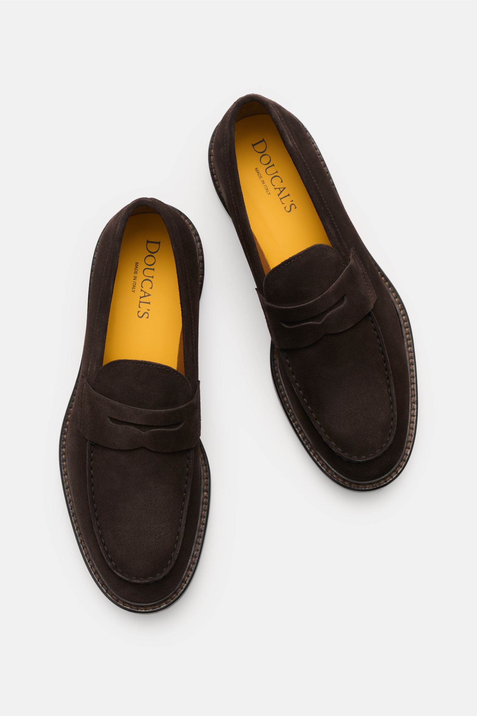 Top-down view of Doucal's Penny Loafer 'Visone' dunkelbraun in fine velour leather, slightly narrow, with typical penny strap, stitched toe cap, leather lining, and durable rubber sole.