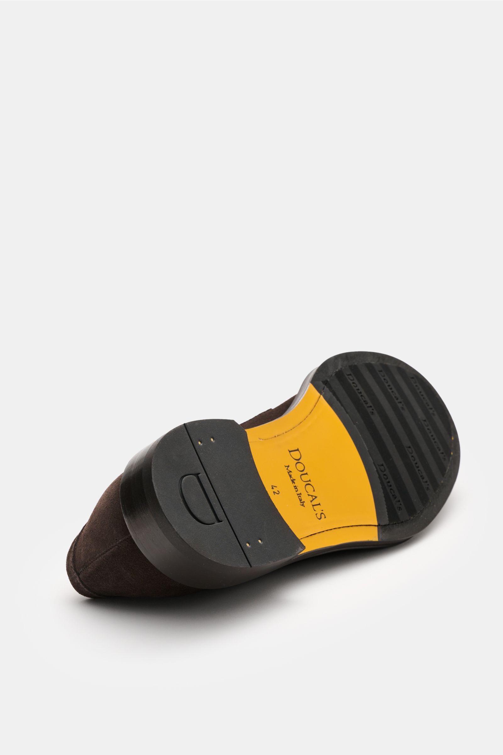 Doucal's Penny Loafer 'Visone' dunkelbraun in feines Veloursleder, photographed from sole view, leicht schmal zulaufend, typischer Penny Strap, Vorderkappe mit Steppnaht, ledernes Innenfutter, robuste Sohle aus Kautschuk.