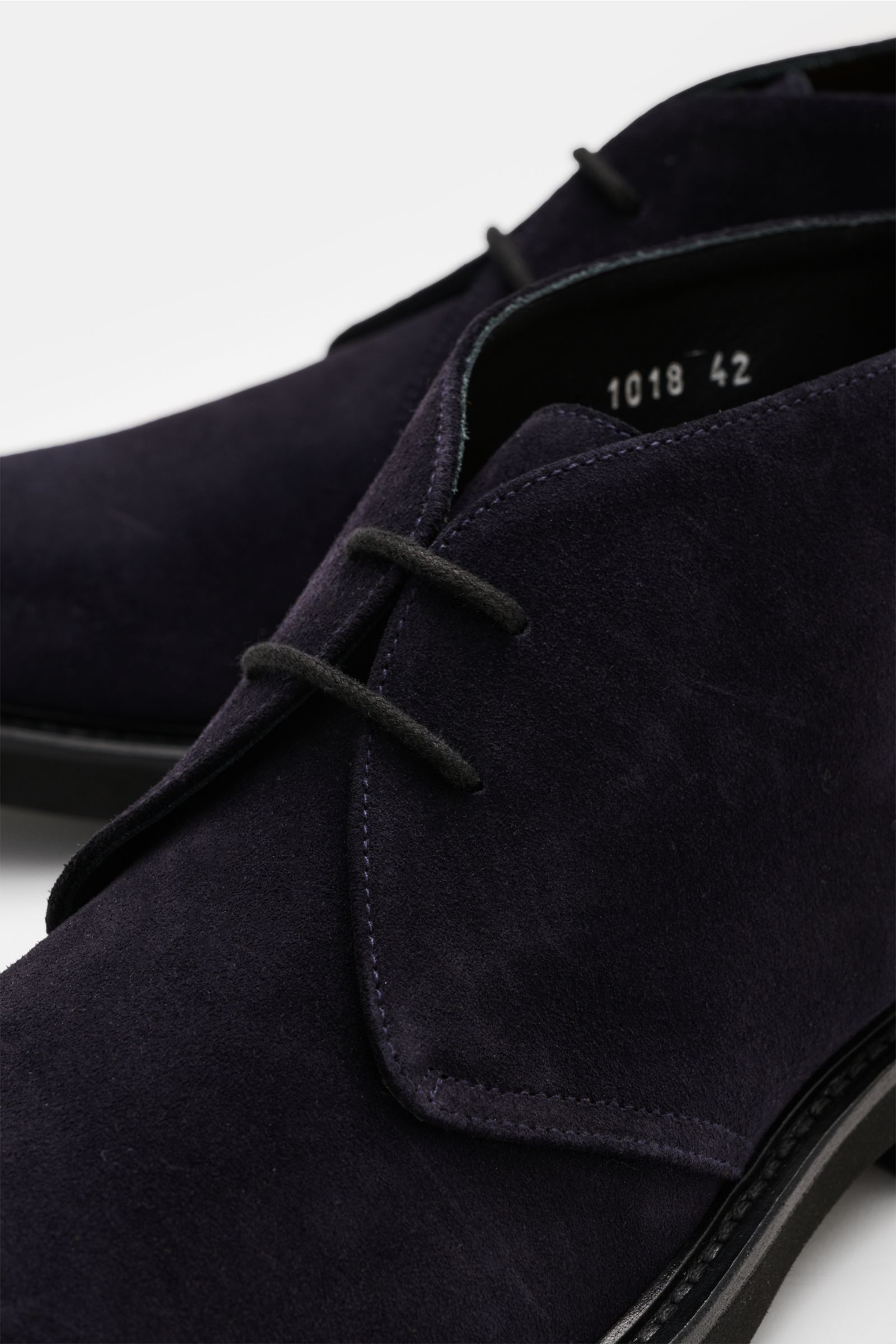 Doucal's Desert Boot navy aus feinem Veloursleder, schmal zulaufende Silhouette, Zwei-Loch-Schnürung, ledernes Innenfutter, Gummilaufsohle, Nahaufnahme von oben.