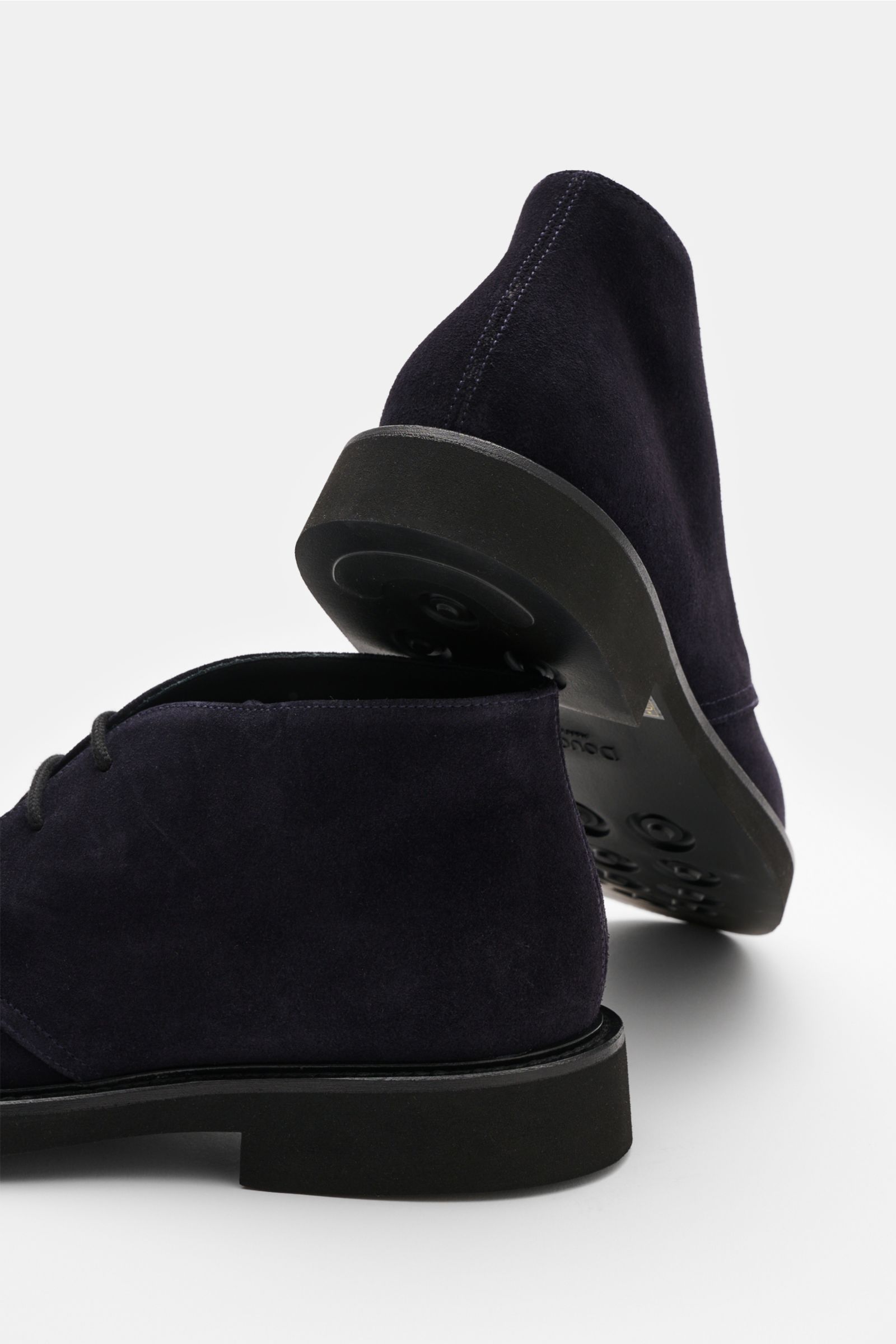 Doucal's Desert Boot navy aus feinem Veloursleder, schmal zulaufende Silhouette, Zwei-Loch-Schnürung, ledernes Innenfutter, Gummisohle, Rückansicht und Seitenperspektive.