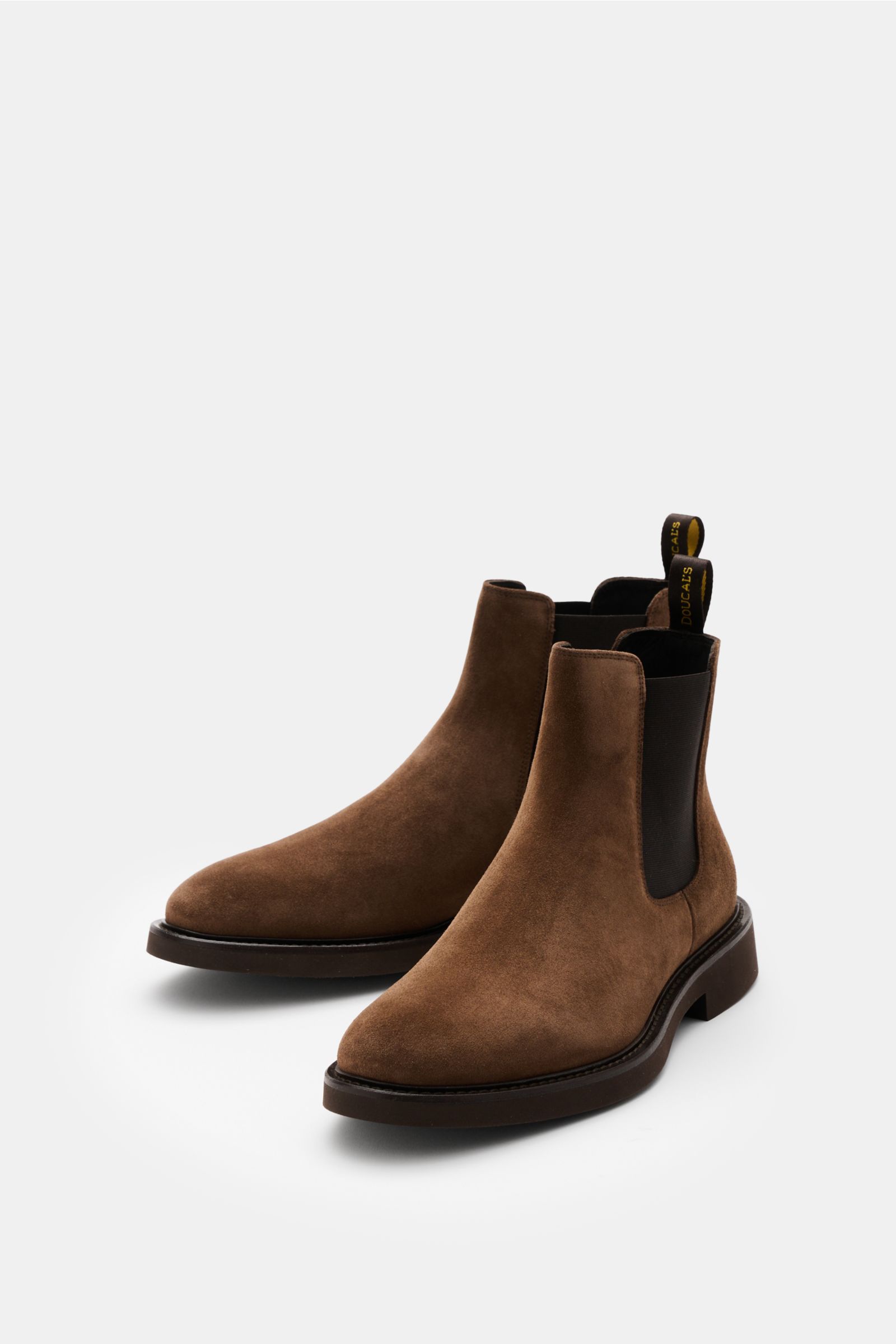 Doucal's Chelsea Boot graubraun aus feinem Veloursleder, schmal zulaufend, elastische Einsätze, ledernes Innenfutter, Gummisohle, seitliche Perspektive.