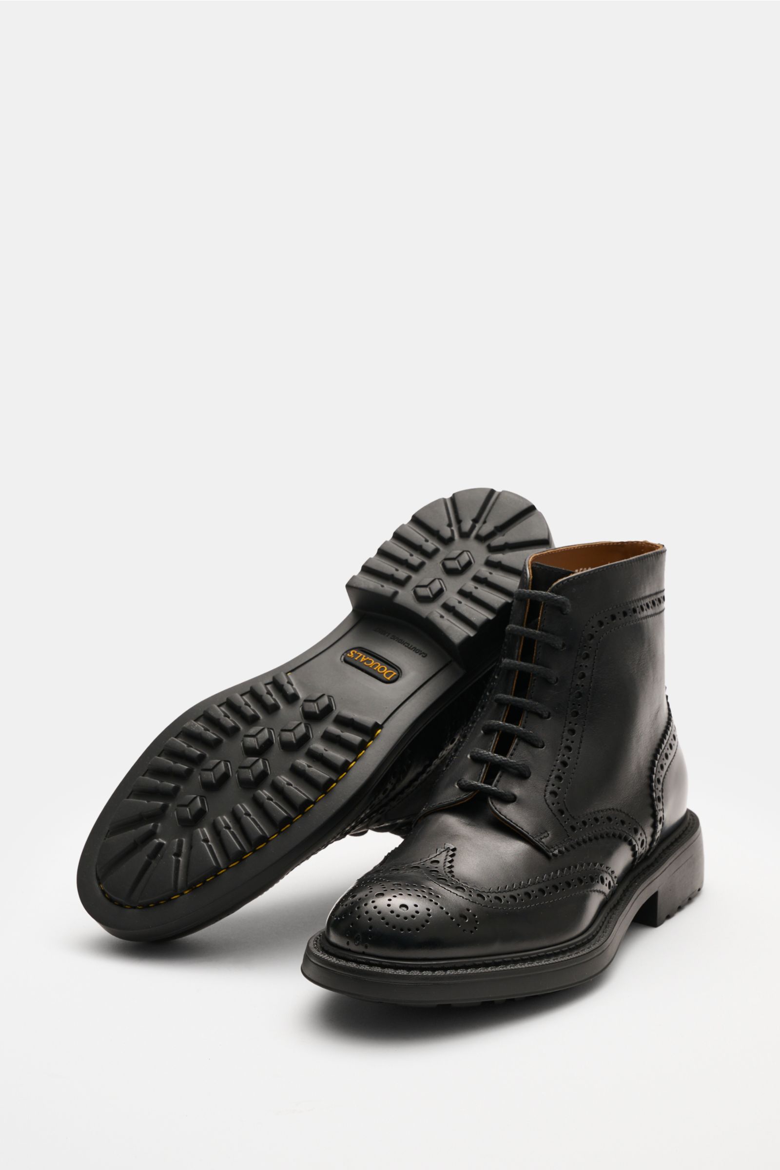Doucal's Schnürboot schwarz in leichter, schmal zulaufender Silhouette, genarbtem Leder, Brogueings, sieben-Loch-Schnürung, profiliertem Kautschuksohle.