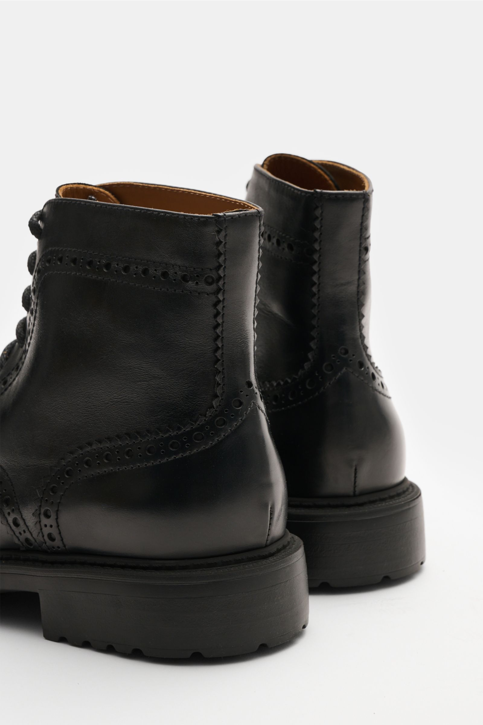 Doucal's Schnürboot schwarz von hinten, genarbtes Leder, schmale Silhouette, Brogueings, sieben Loch Schnürung, profiliert, ledergefüttert.