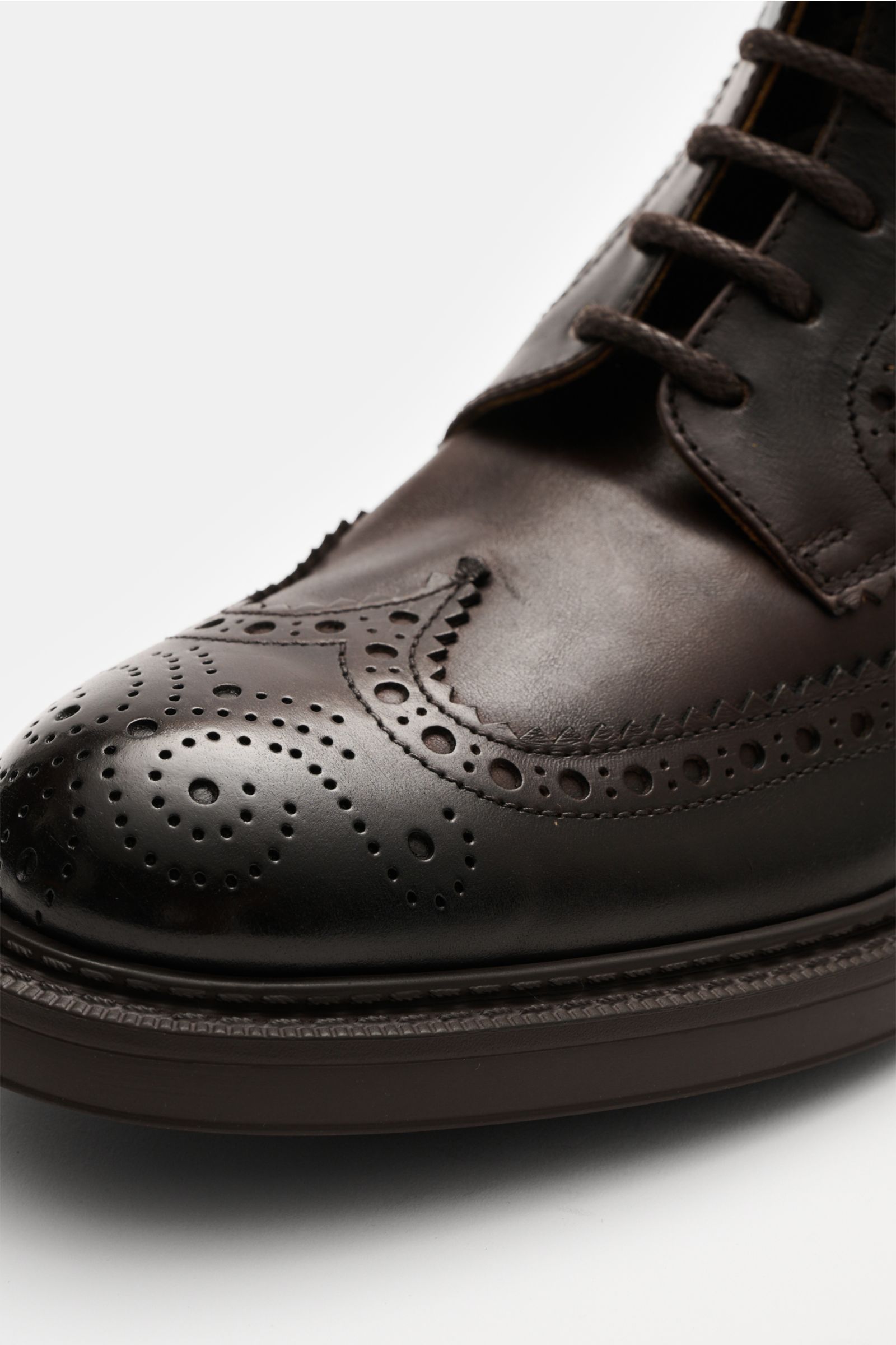 Doucal's Schnürboot dunkelbraun, Nahaufnahme von schmal zulaufender Vorderkappe aus genarbtem Leder mit aufwändigen Brogueings, sieben-Loch-Schnürung.