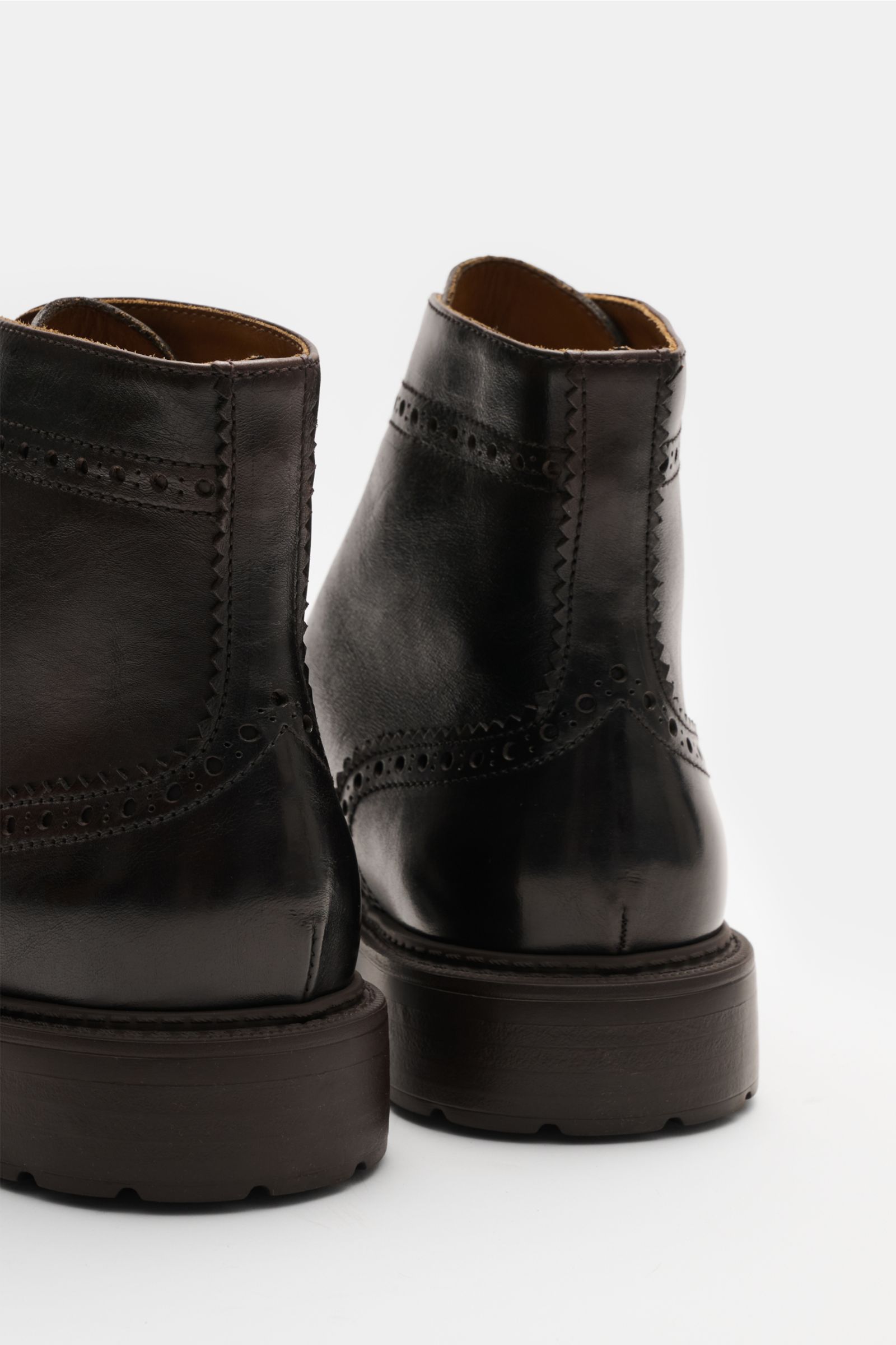 Doucal's Schnürboot dunkelbraun, genarbtes Leder, Brogueings, sieben-Loch-Schnürung, Blake-Verarbeitung, Profilsohle, Rückansicht leicht schräg.