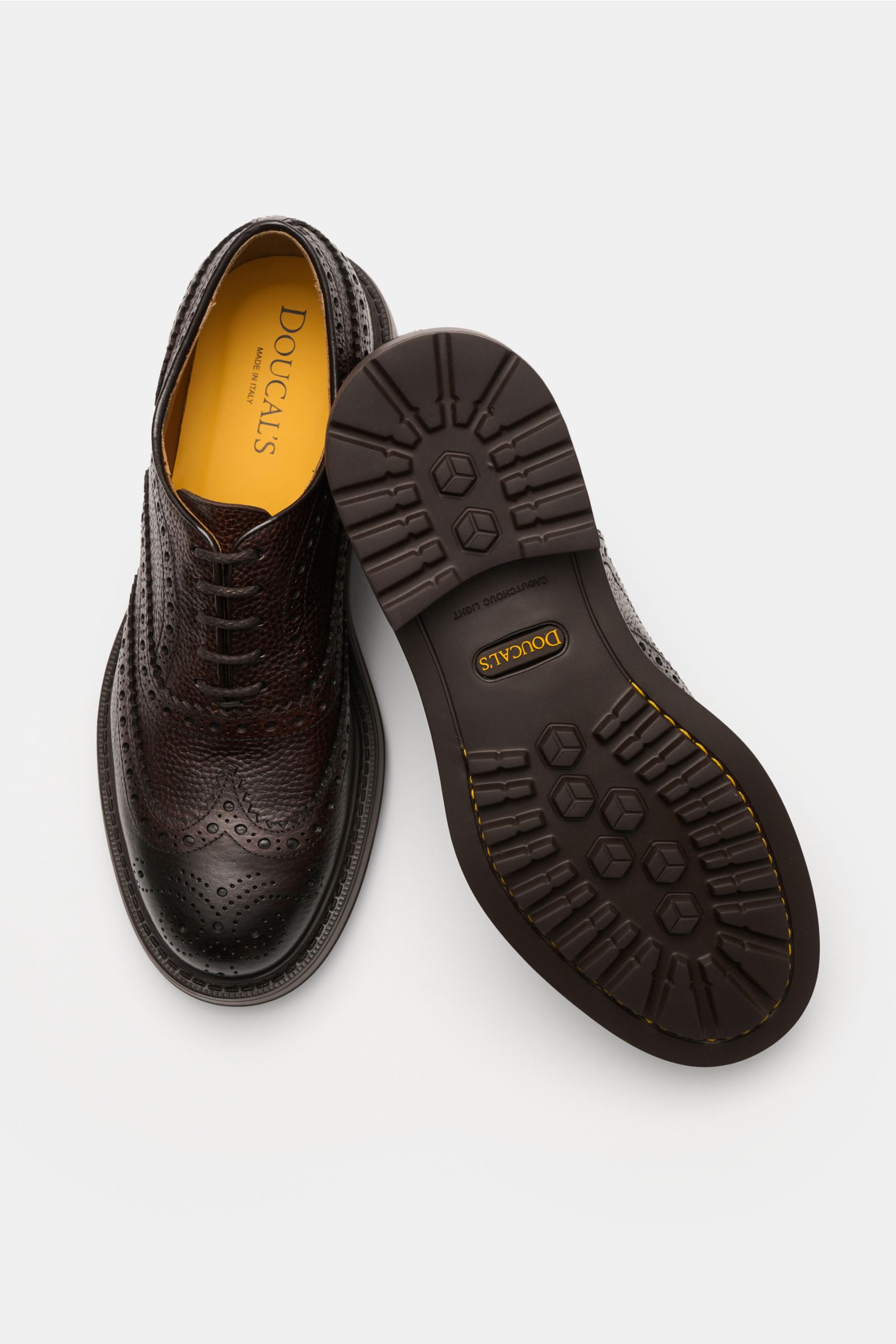 Doucal's Oxford dunkelbraun aus genarbtem Leder mit aufwändigen Brogueings, schmal zulaufend, von oben mit Sohle in Blake-Verarbeitung.