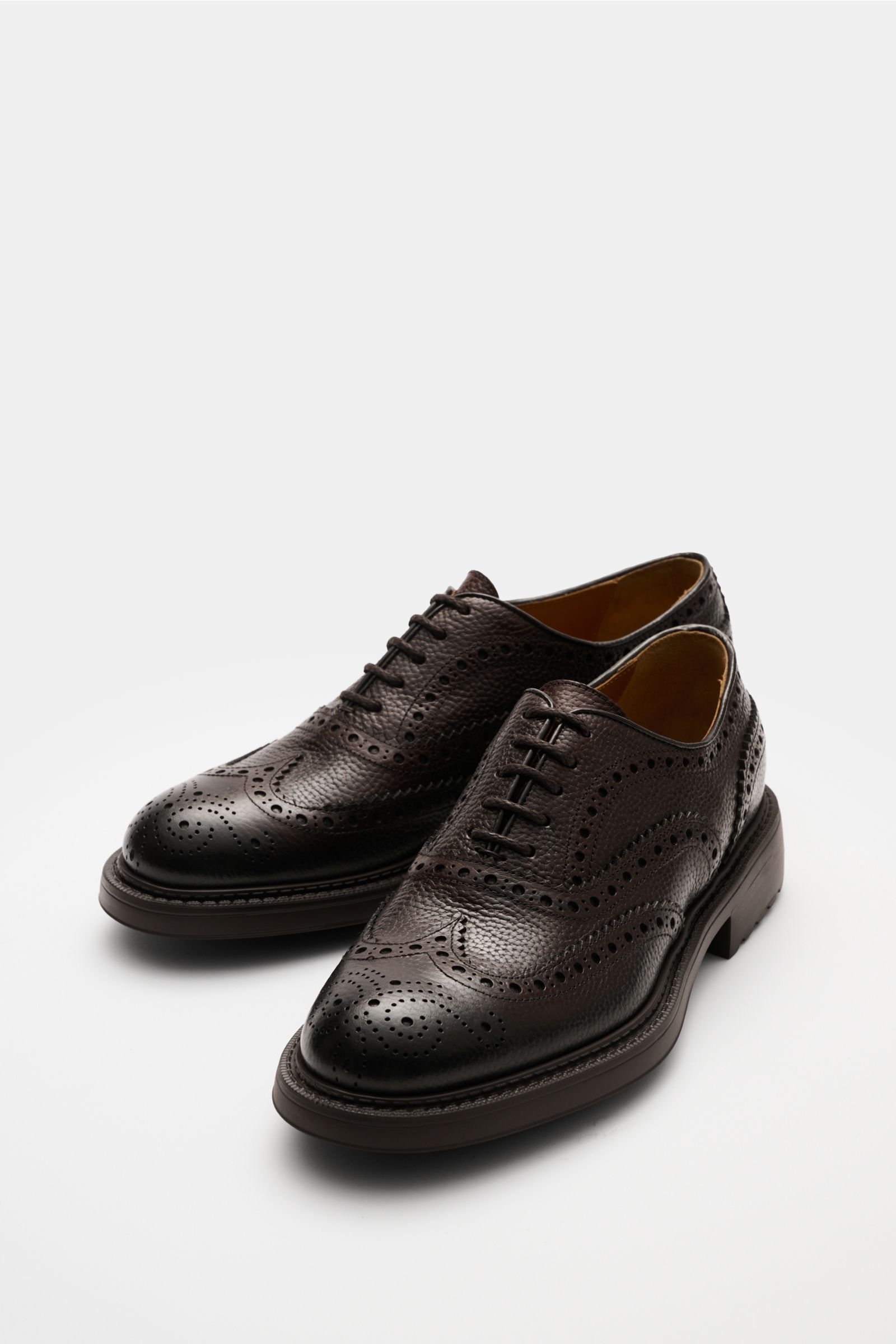 Doucal's Oxford dunkelbraun aus genarbtem Leder mit Brogueings, schmal zulaufend, Fünf-Loch-Schnürung, ledernes Innenfutter, Kautschuksohle, seitliche Perspektive.